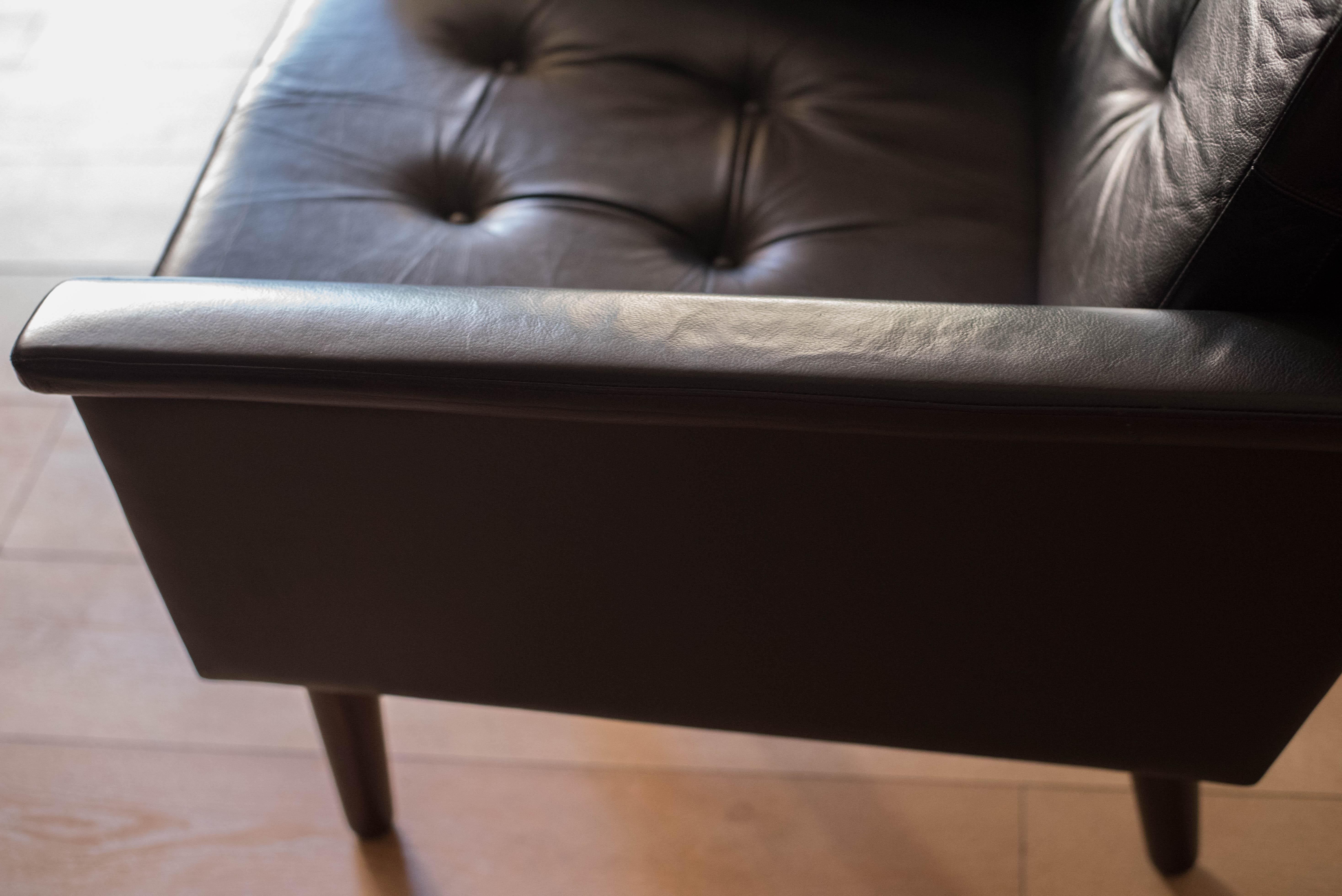 Vieux fauteuil de salon scandinave en bois de rose et cuir noir  haut dossier en vente 1