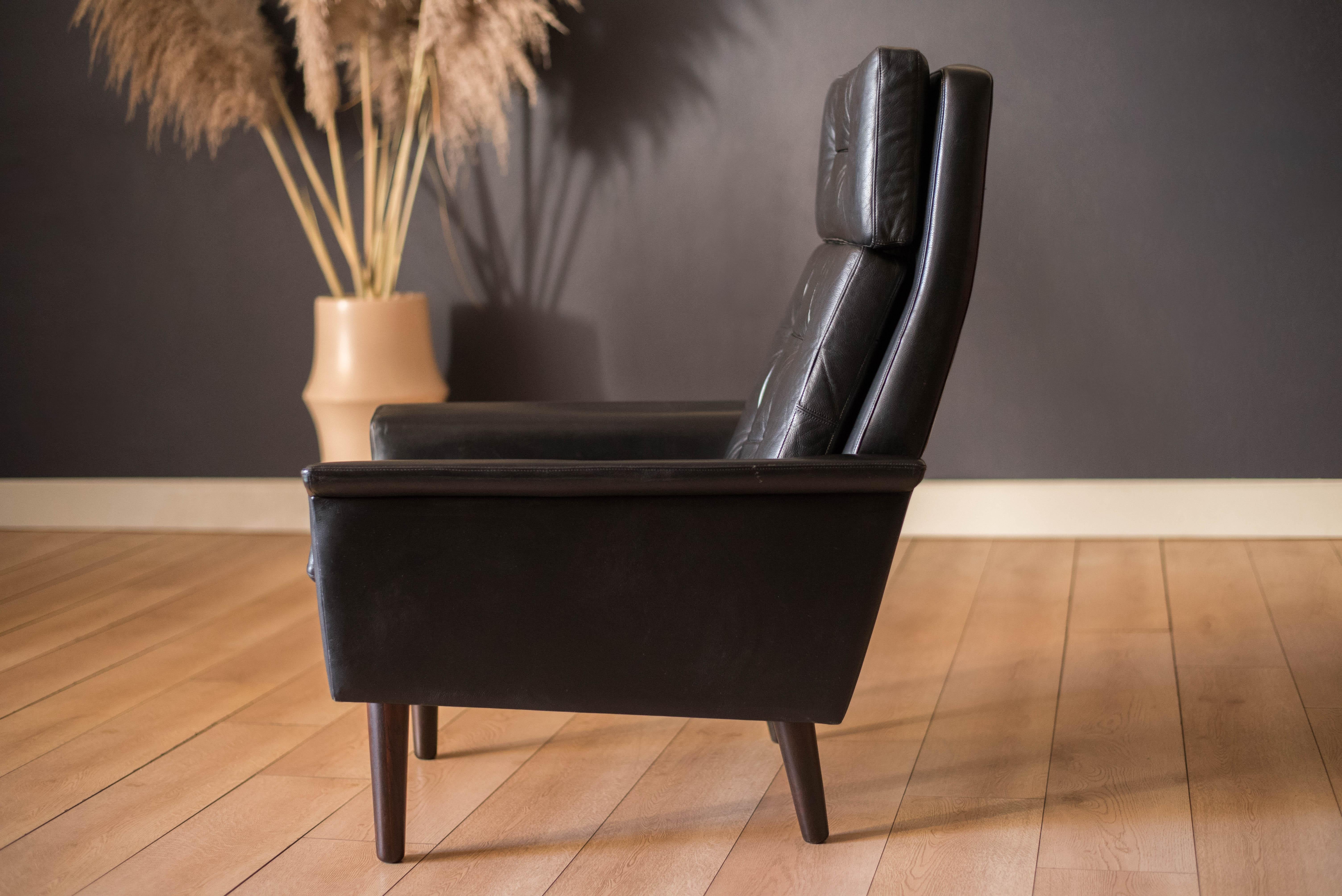 Vieux fauteuil de salon scandinave en bois de rose et cuir noir  haut dossier en vente 2