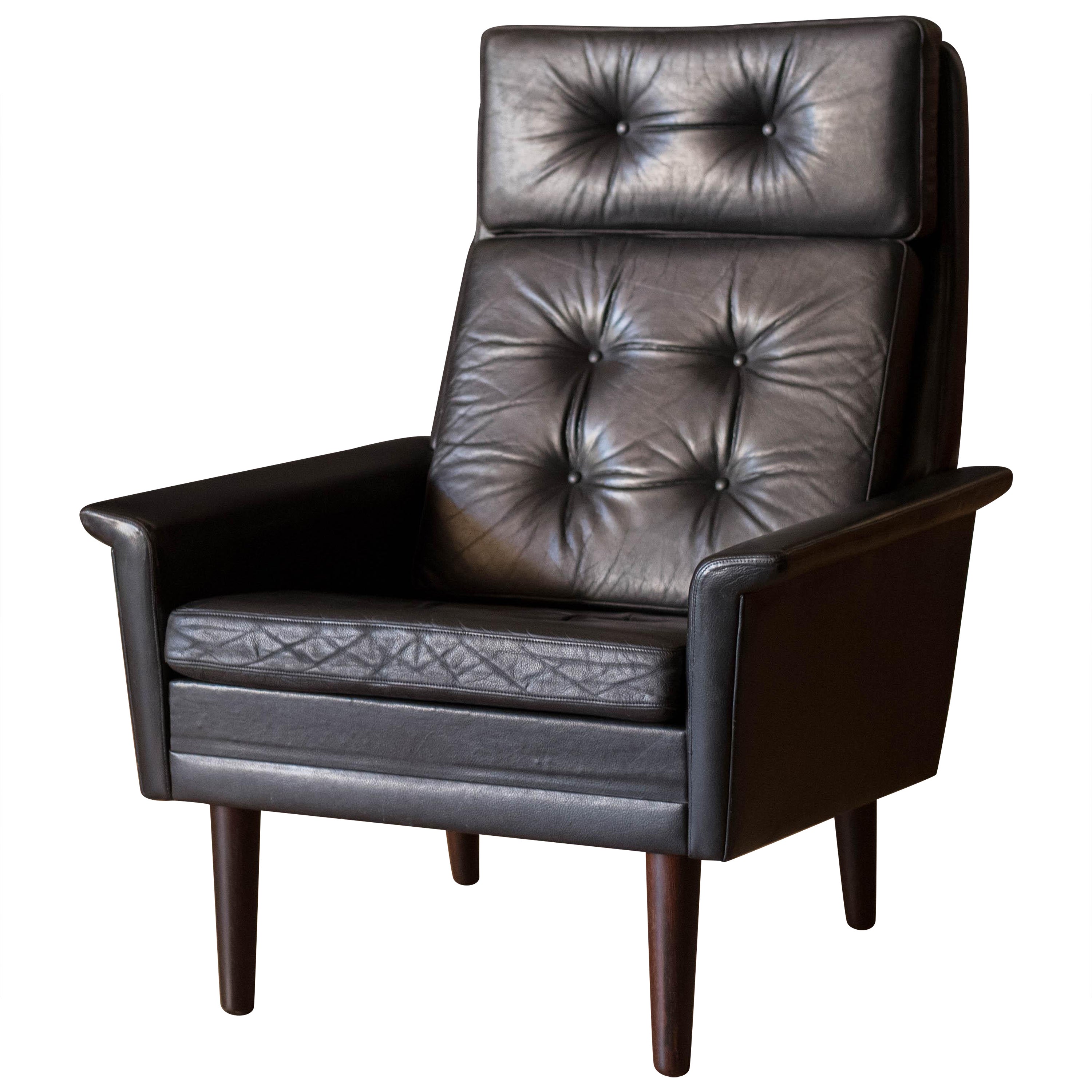 Sillón escandinavo vintage de palisandro y cuero negro con respaldo alto
