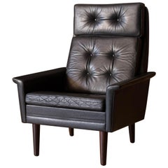 Vieux fauteuil de salon scandinave en bois de rose et cuir noir  haut dossier
