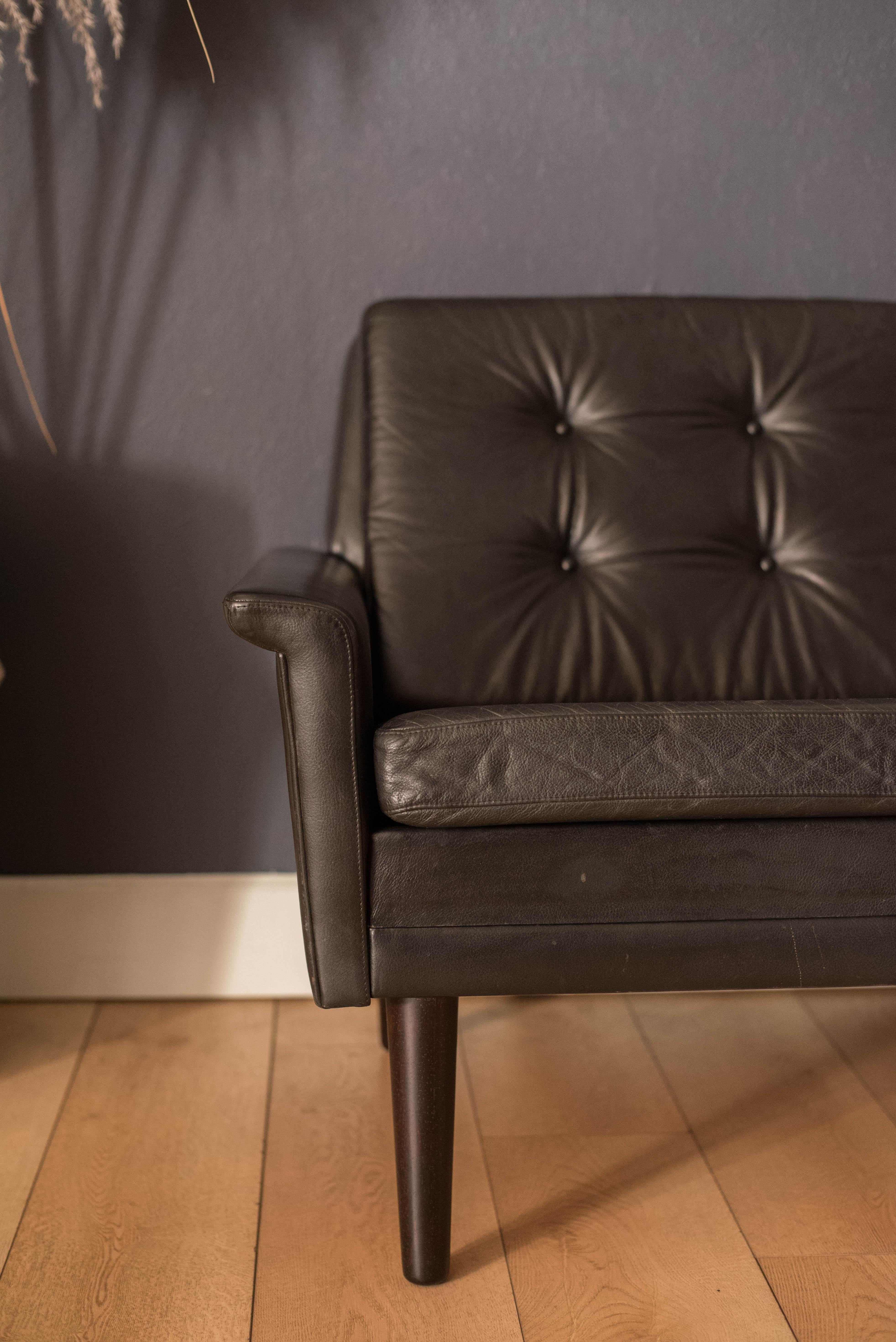 Divano scandinavo vintage a tre posti in palissandro e pelle nera in vendita 3