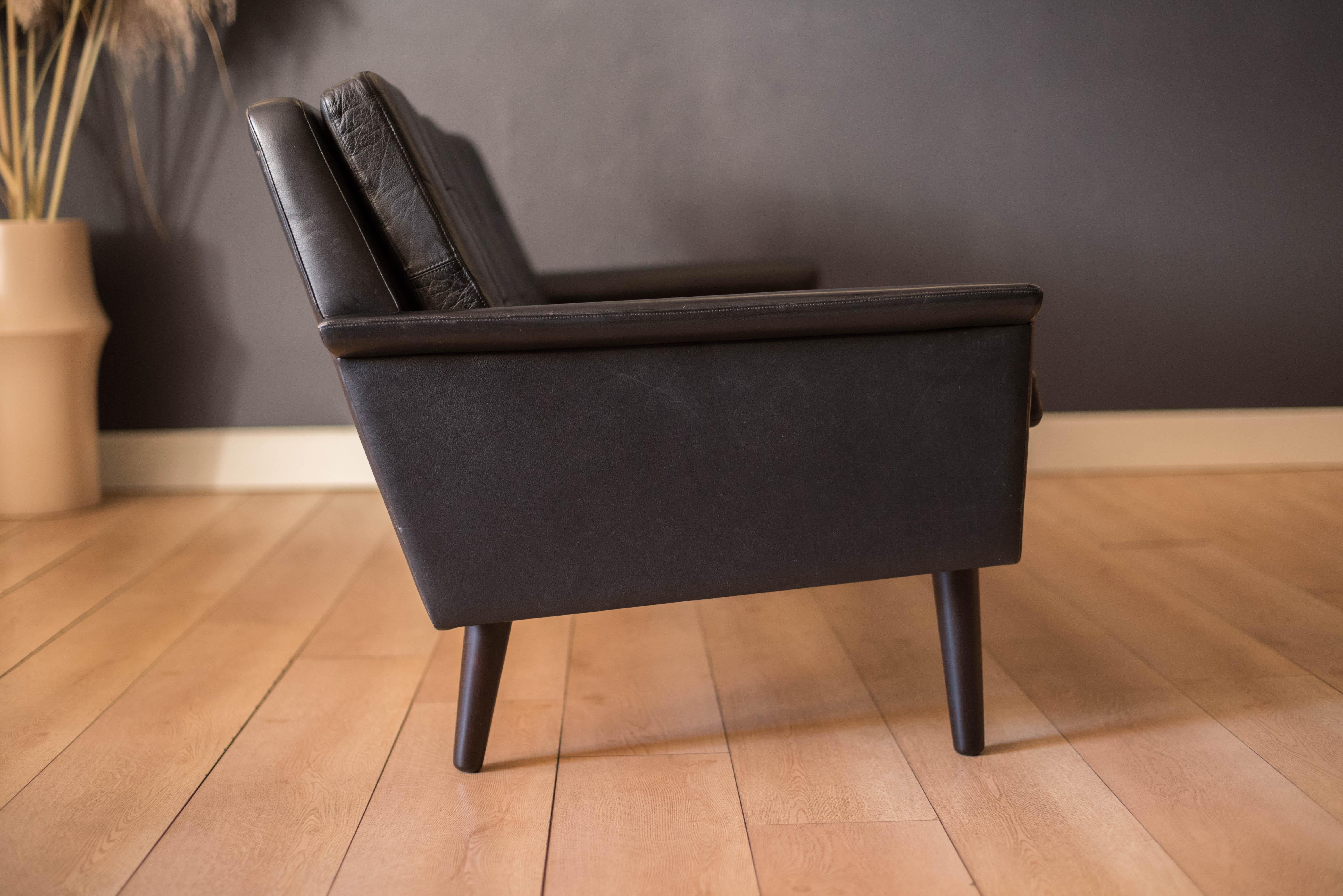 Metà XX secolo Divano scandinavo vintage a tre posti in palissandro e pelle nera in vendita