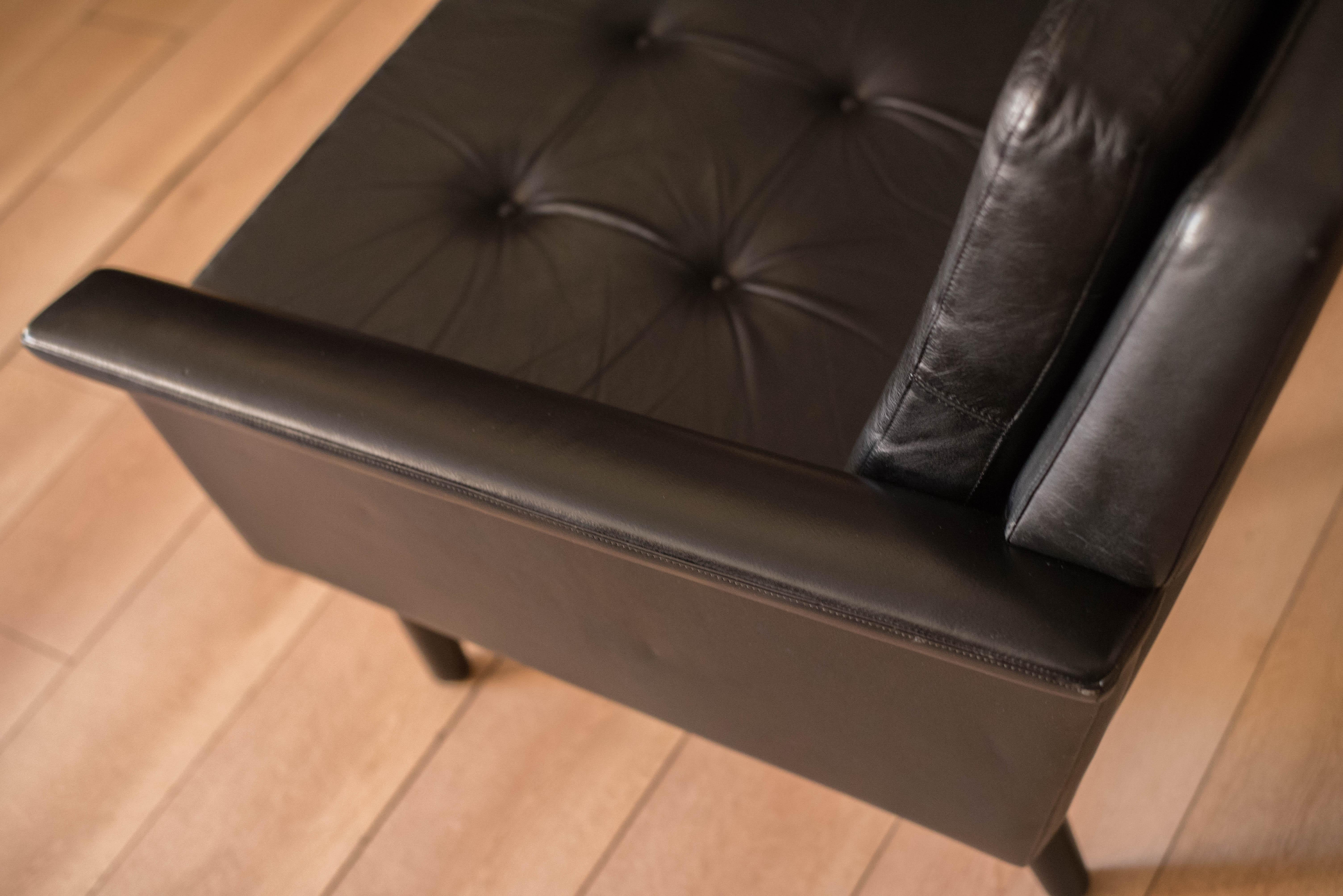 Pelle Divano scandinavo vintage a tre posti in palissandro e pelle nera in vendita