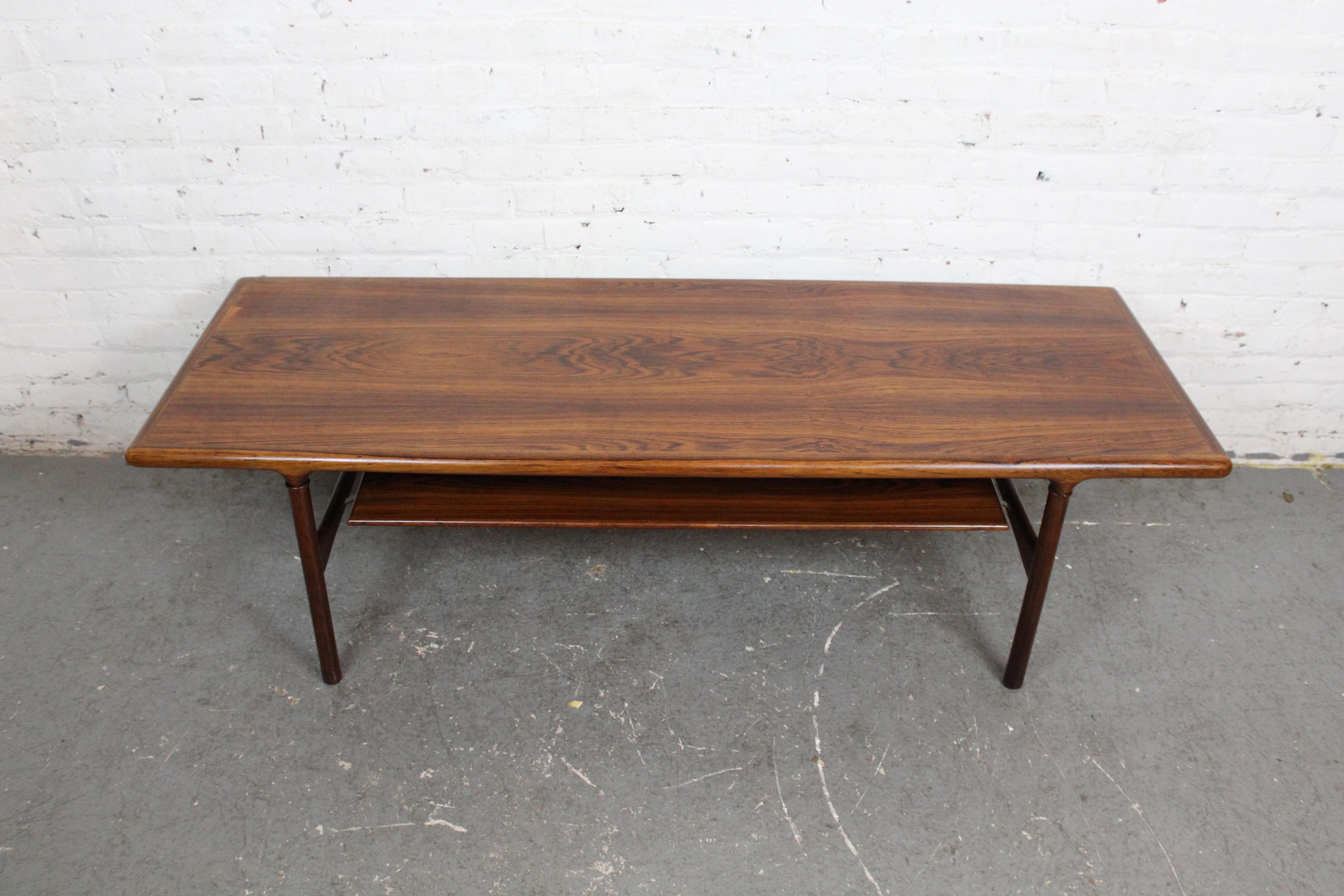 Mid-Century Modern Table de cocktail scandinave vintage à deux niveaux en vente