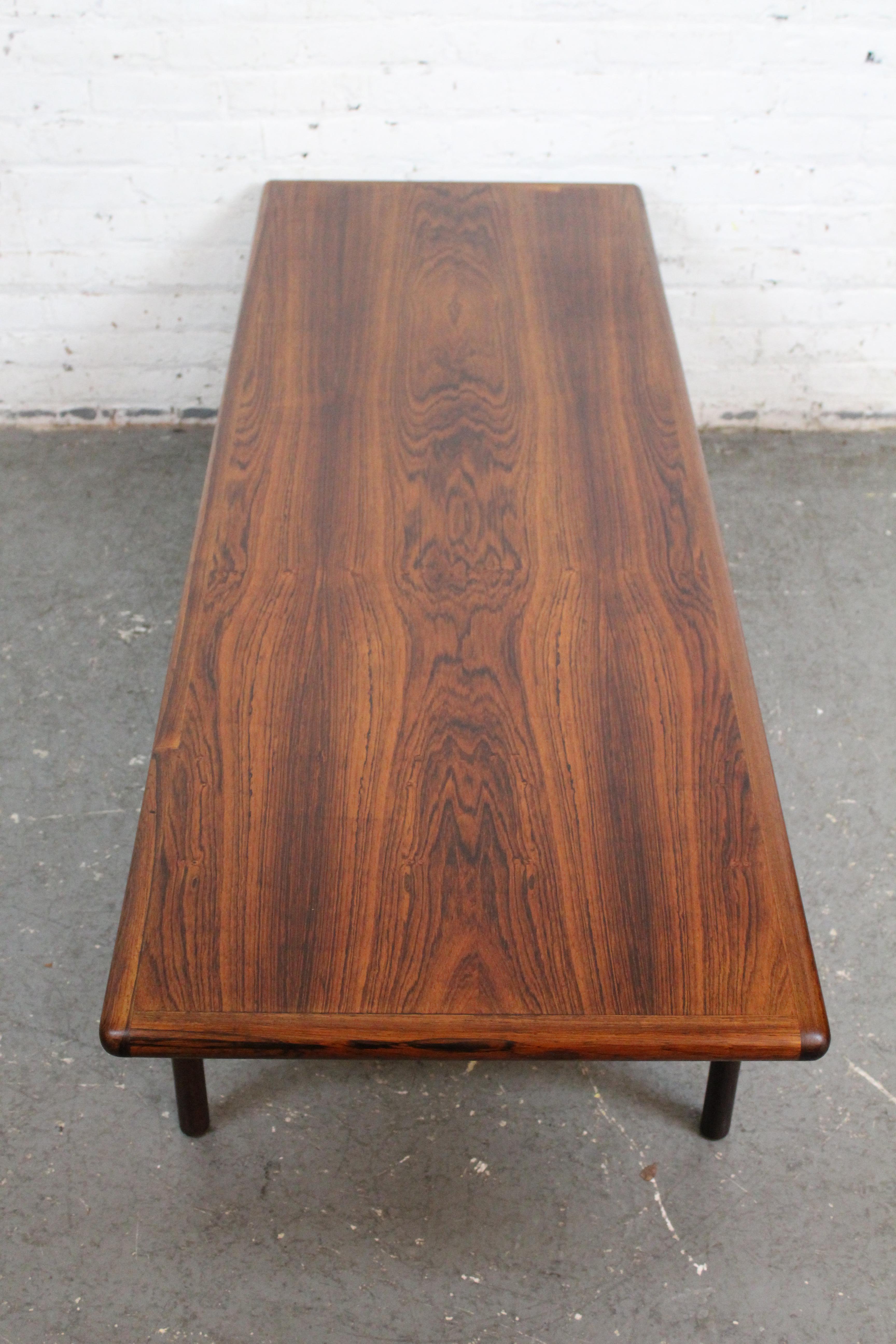 20ième siècle Table de cocktail scandinave vintage à deux niveaux en vente