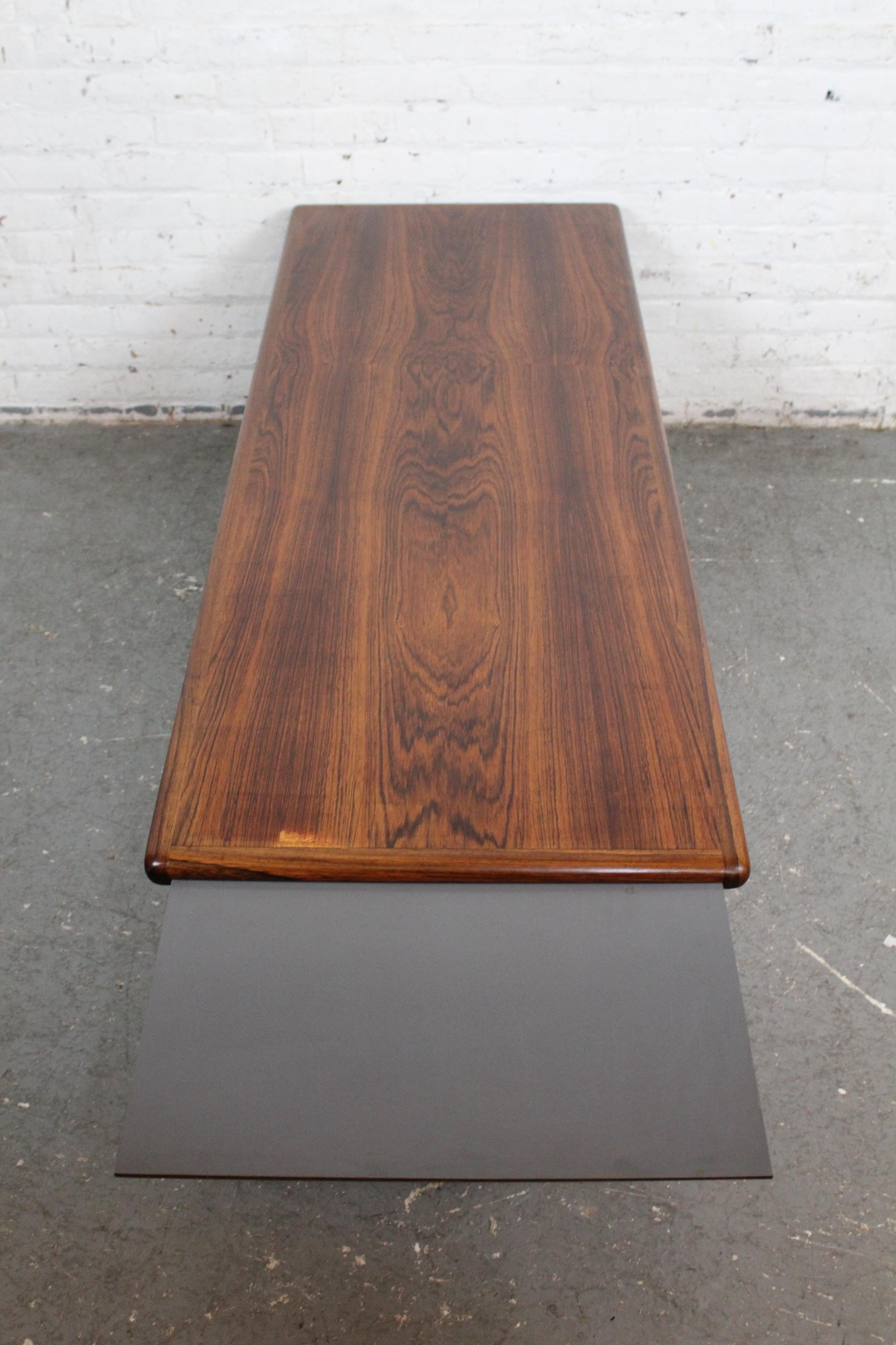 Bois de rose Table de cocktail scandinave vintage à deux niveaux en vente