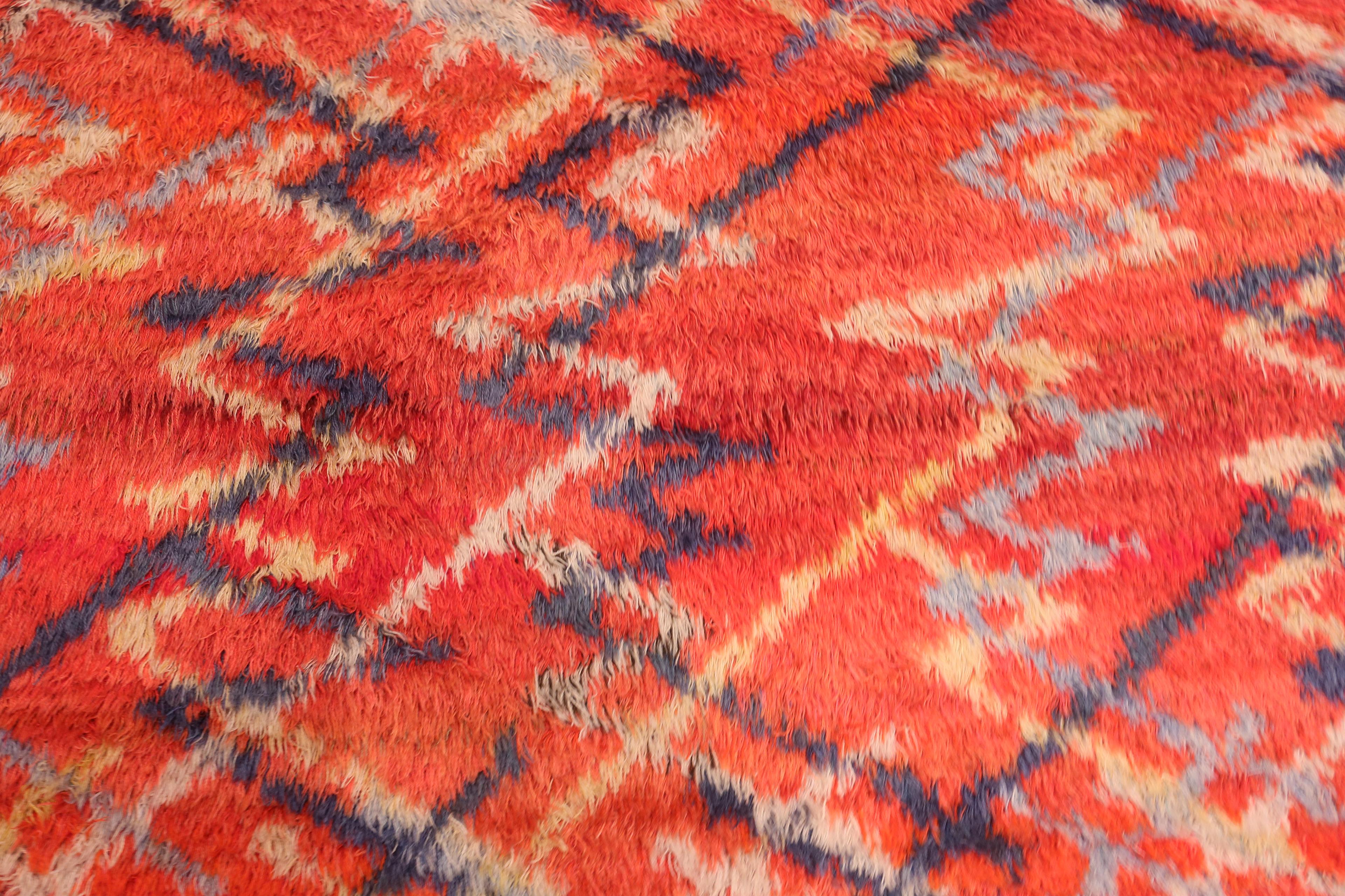 Magnifique tapis scandinave Vintage par Barbro Nilsson pour Marta Maas, Pays d'origine : Scandinavie, Circa Date : Milieu du 20ème siècle - Taille : 3 ft 6 in x 4 ft 10 in (1.07 m x 1.47 m).