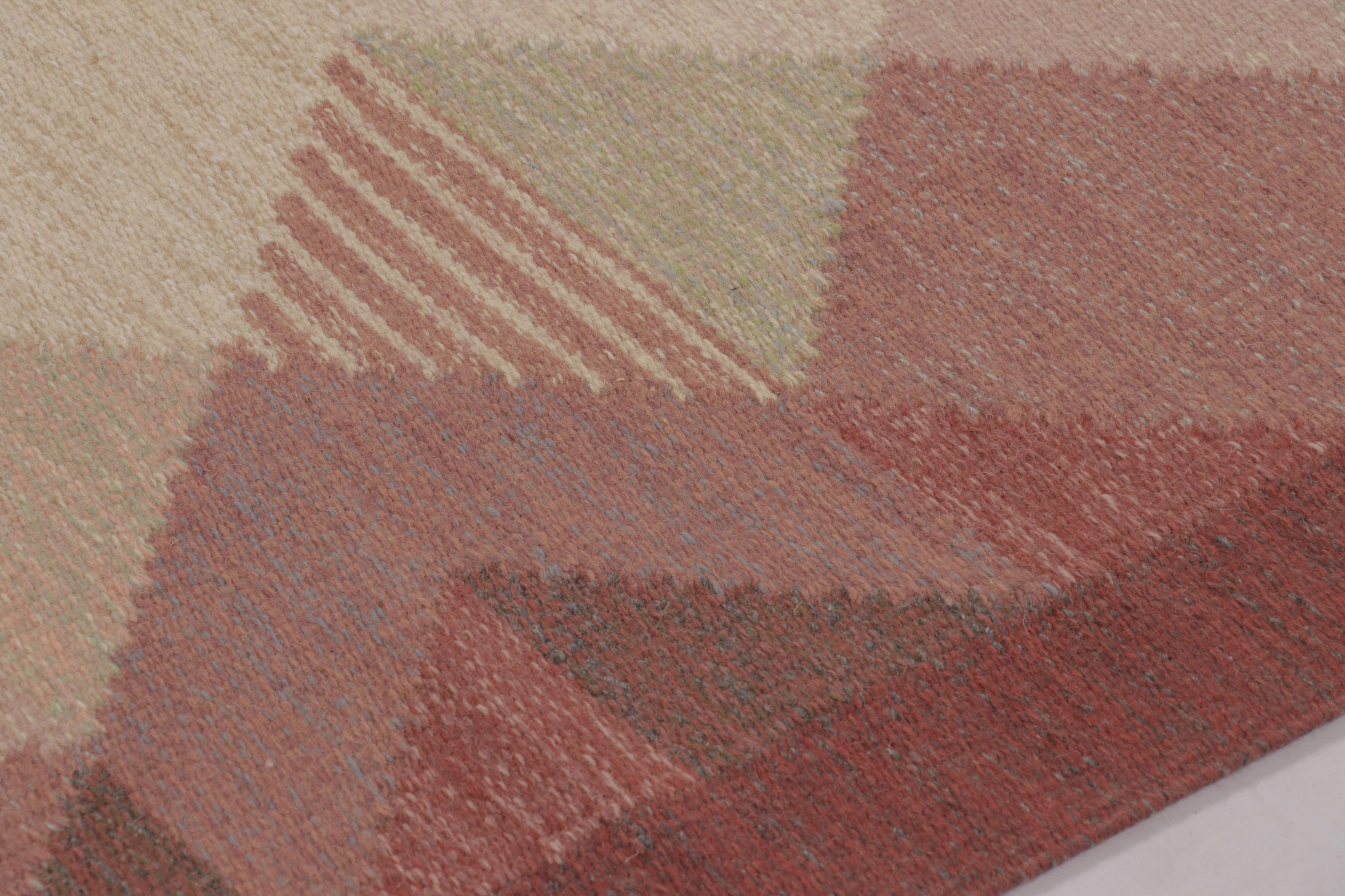 Dieser skandinavische Kilim-Teppich im Vintage-Stil aus den Jahren 1960-1970 wurde aus handgewebter Wolle hergestellt und ist eine aufregende Ergänzung für jede Kuration seltener Flachgewebe aus der Mitte des Jahrhunderts. Die langlebige, flache