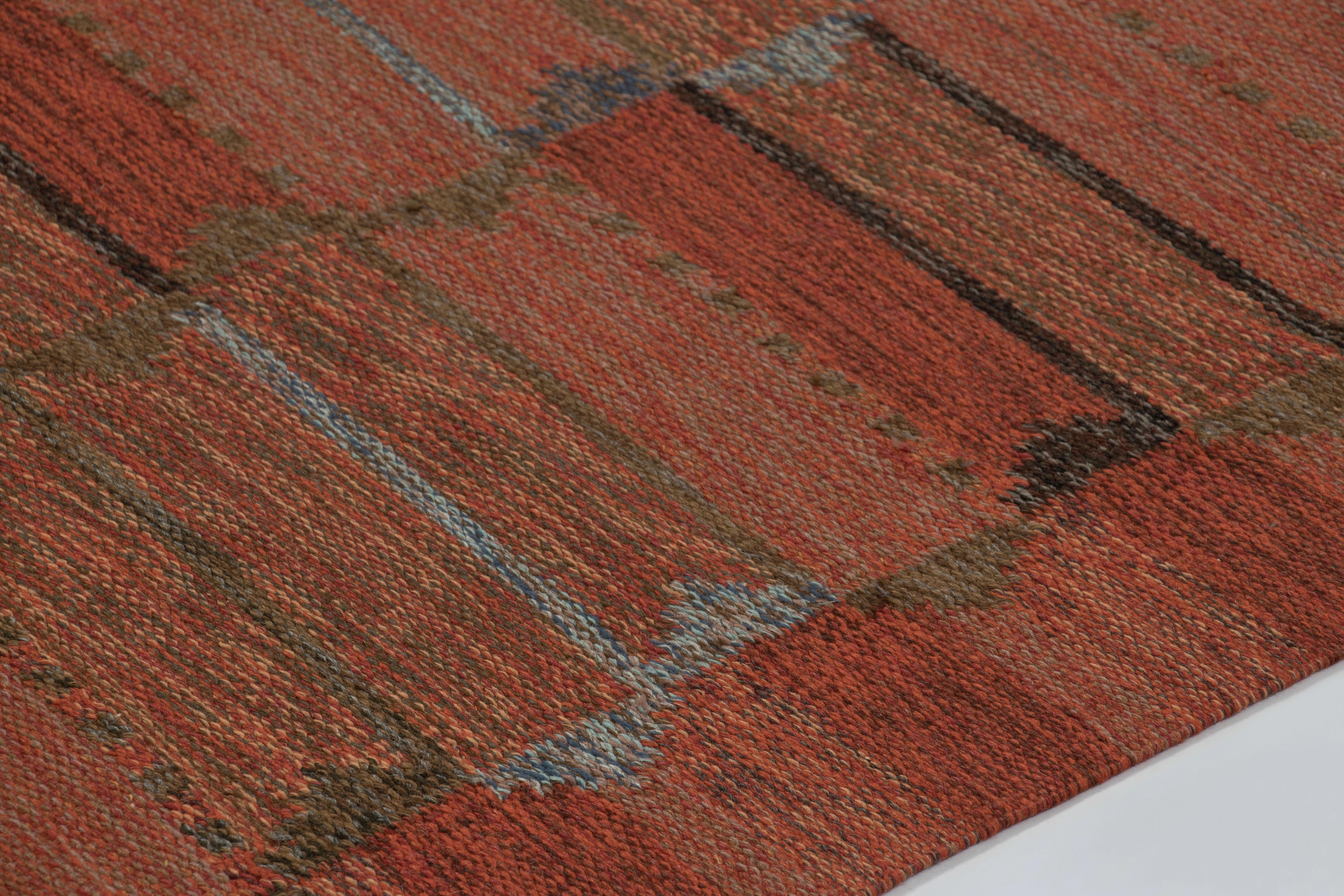 Dieser skandinavische Kilim-Teppich im Vintage-Stil aus den Jahren 1960-1970 wurde aus handgewebter Wolle hergestellt und ist eine aufregende Ergänzung für jede Kuration seltener Flachgewebe aus der Mitte des Jahrhunderts. Die langlebige, flache