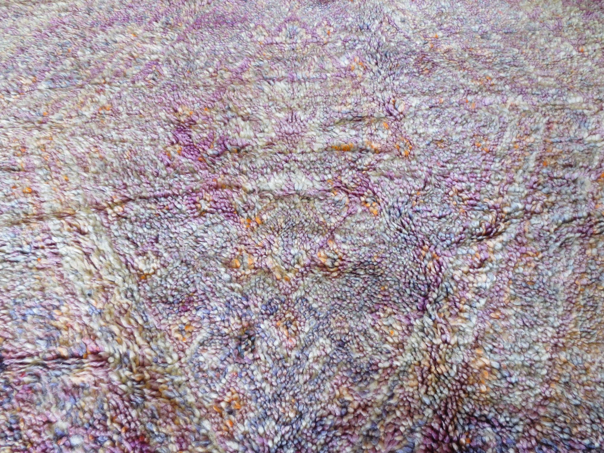 Dies ist ein skandinavischer Rya-Teppich, der Mitte des 20. Jahrhunderts hergestellt wurde. Es zeigt ein großes, sich nach außen wiederholendes Rautenmuster, das von kleineren Rauten umgeben ist und von einem abstrakten Muster umrahmt wird. Es ist