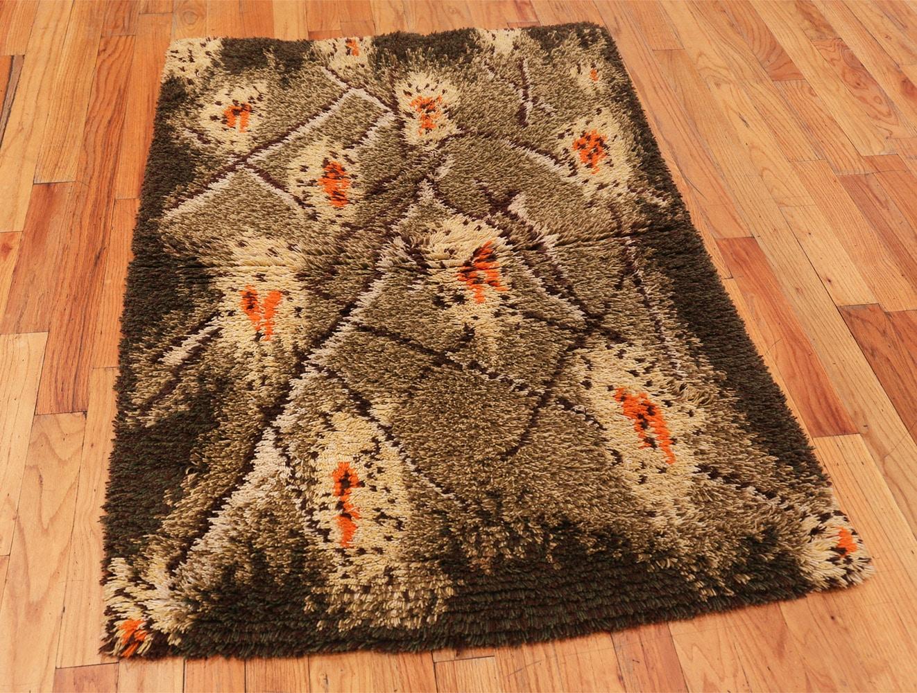 Vintage Scandinavian Rya Rug. Size: 3 ft 6 in x 5 ft  In Good Condition For Sale In New York, NY