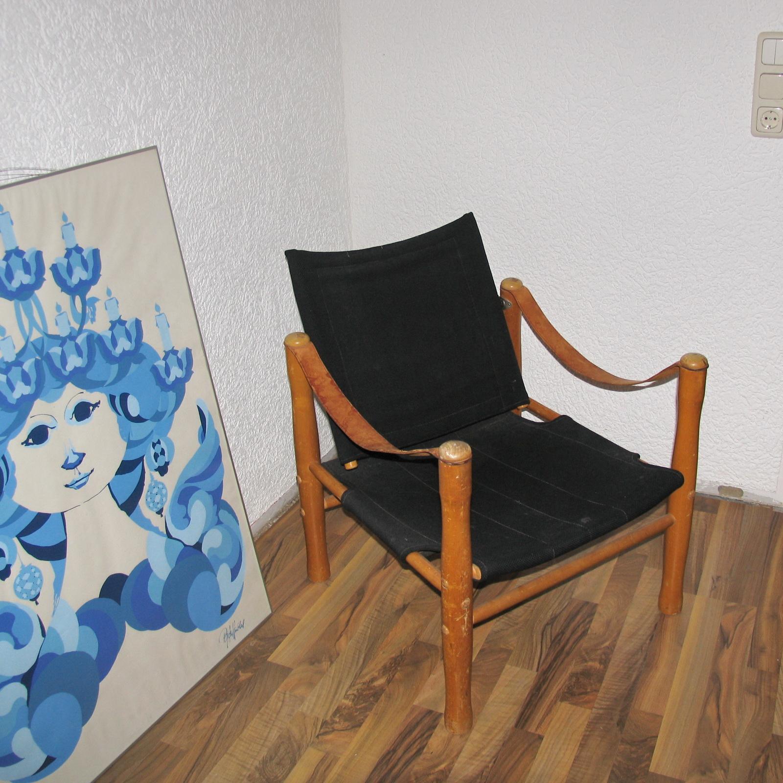 Fauteuil Safari conçu par Elias Svedberg, Suède, années 1940.
Fabriqué en bois, accoudoirs en cuir de harnais marron et toile bleu foncé.
La chaise est en très bon état d'usage, belle patine du bois et du cuir, tapisserie d'origine également en