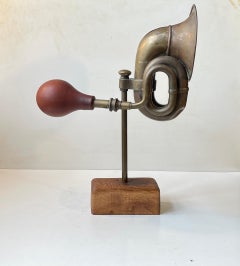 Escultura Vintage Scandinavian Scrap Art con bocina de coche de latón