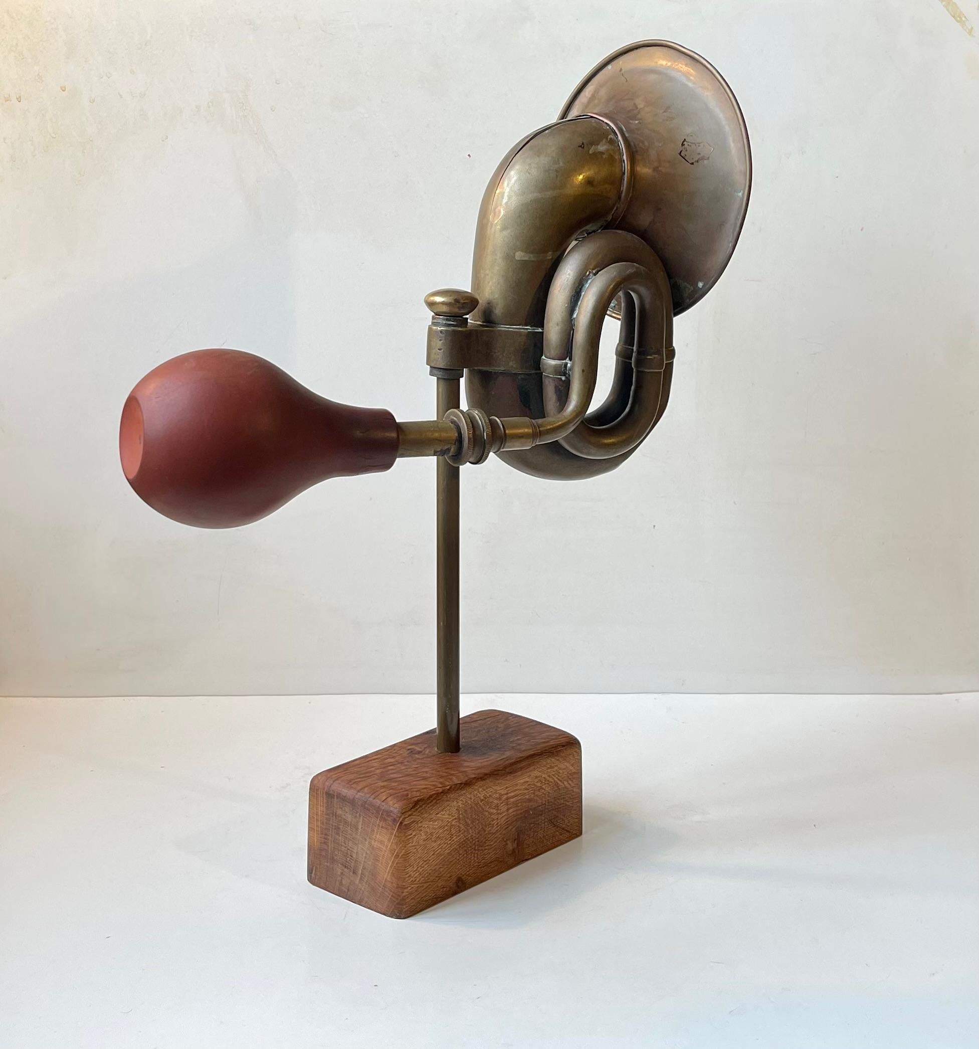 Vintage skandinavischen Schrott Kunst Skulptur mit Messing Auto Horn (Moderne) im Angebot