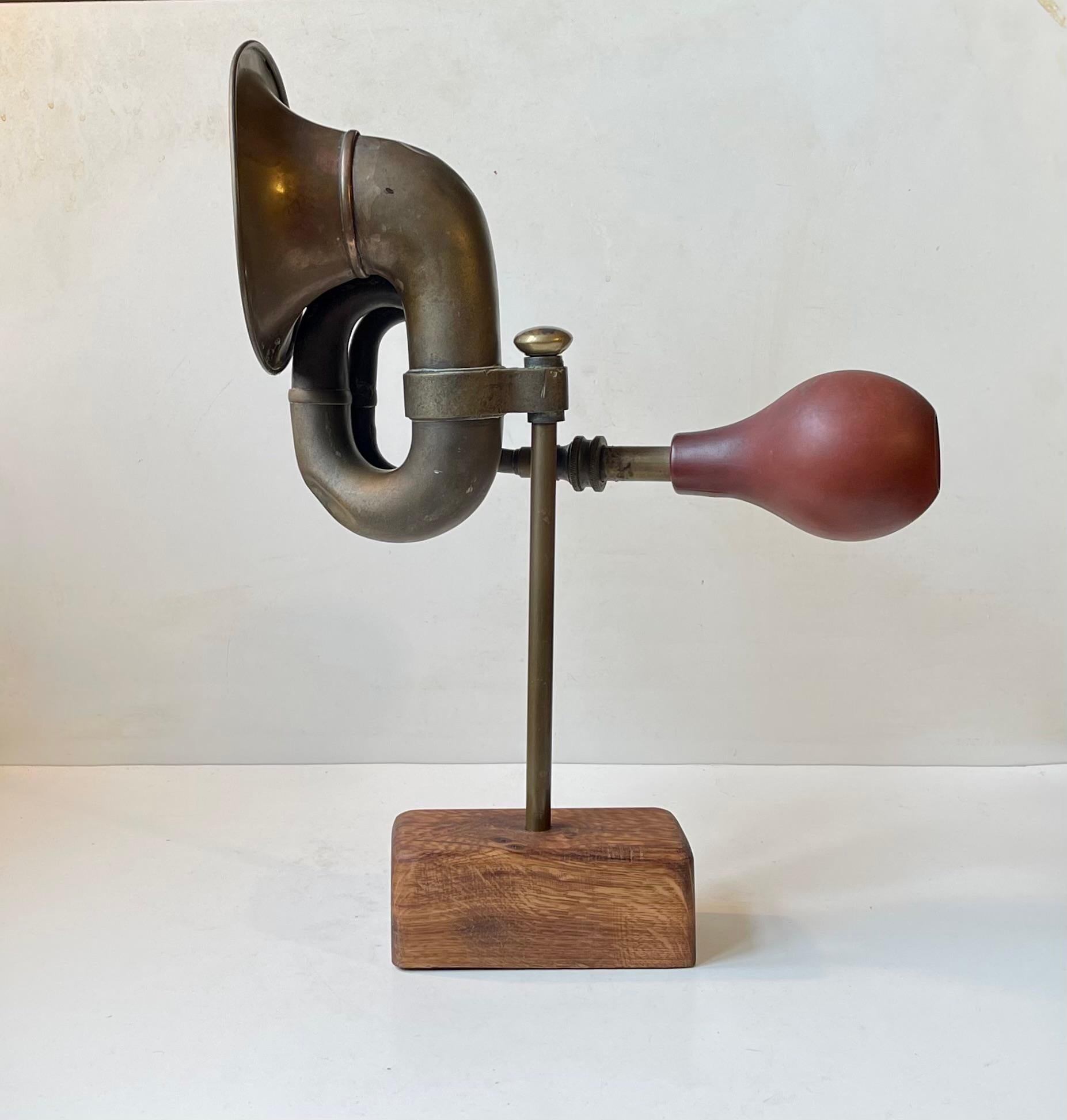 Vintage skandinavischen Schrott Kunst Skulptur mit Messing Auto Horn (Skandinavisch) im Angebot