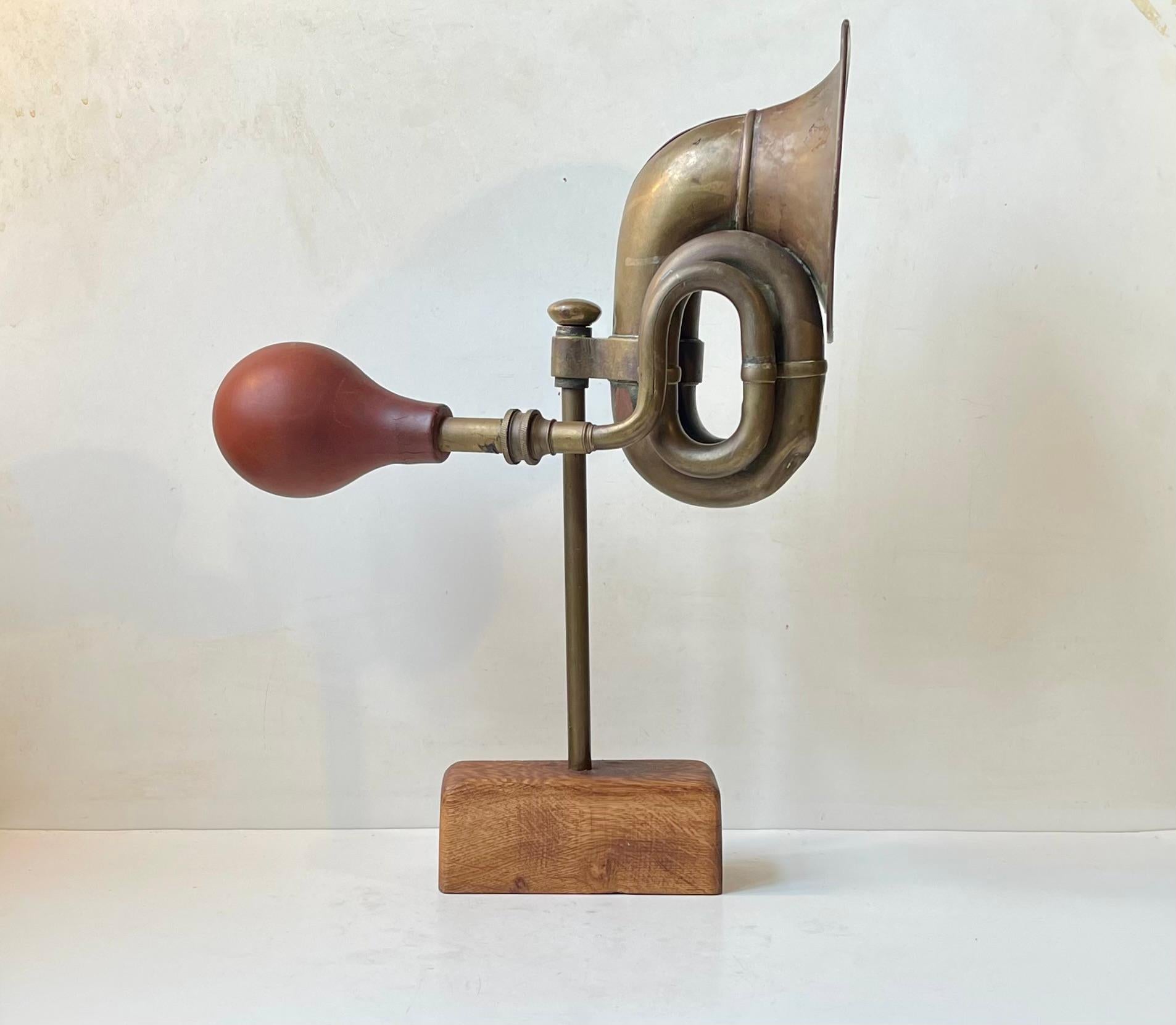 Vintage skandinavischen Schrott Kunst Skulptur mit Messing Auto Horn im Angebot 1