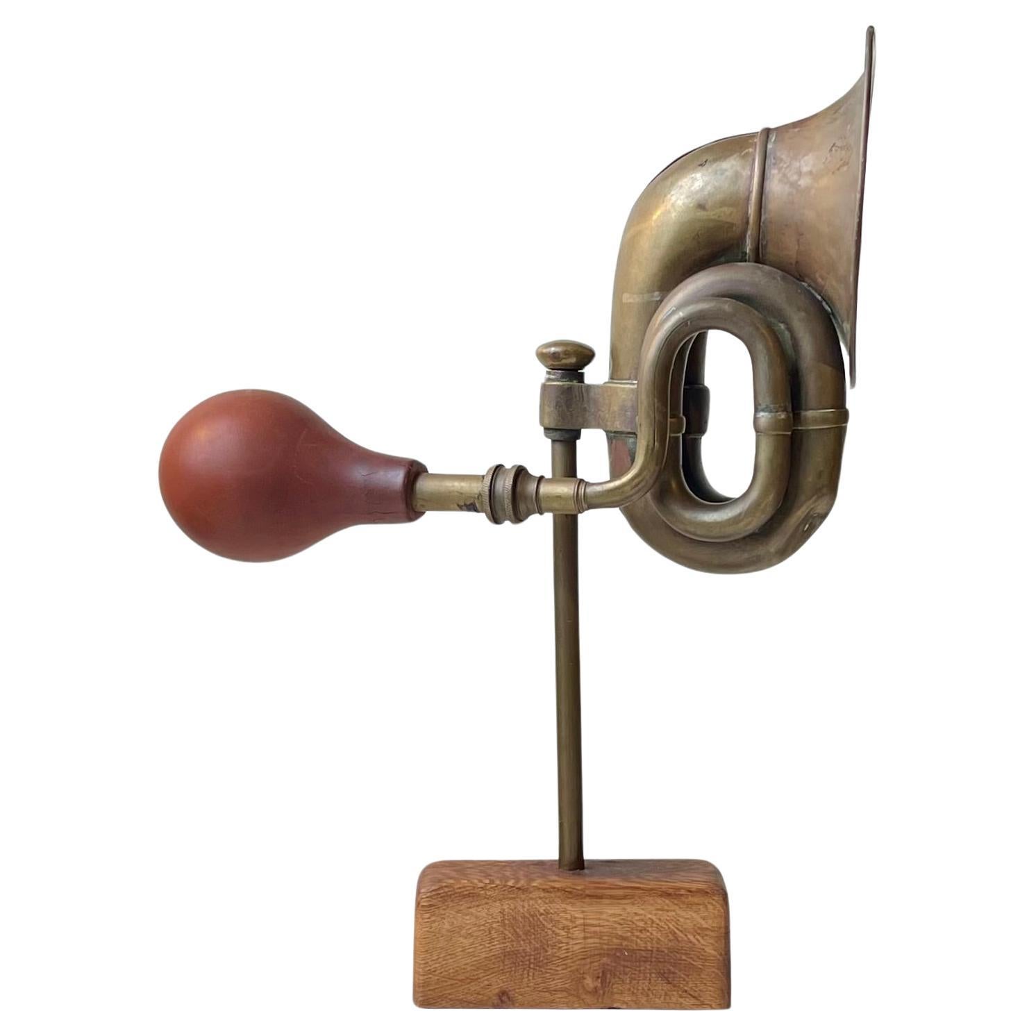 Vintage skandinavischen Schrott Kunst Skulptur mit Messing Auto Horn im Angebot