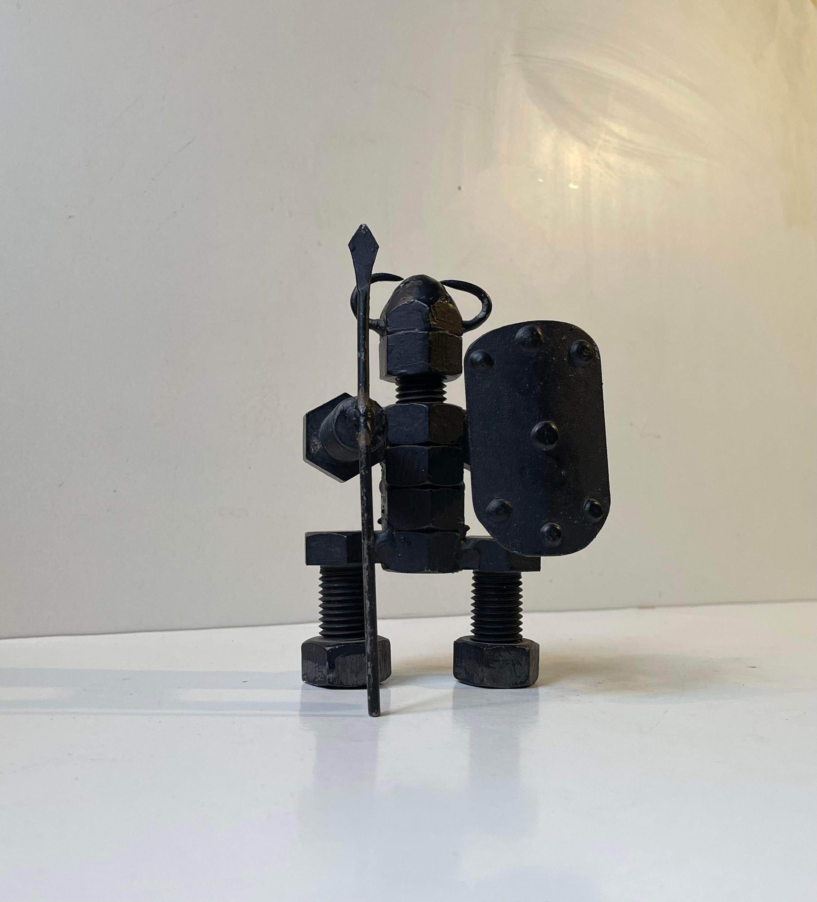 Wikinger-Krieger, teilweise aus wiederverwendeten/recycelten Knöpfen und Schrauben hergestellt. Es ist ein schweres Stück, das schwarz lackiert ist. Unbekannter dänischer Schrottkünstler, ca. 1970-80er Jahre. Abmessungen: 15x10x8 cm.