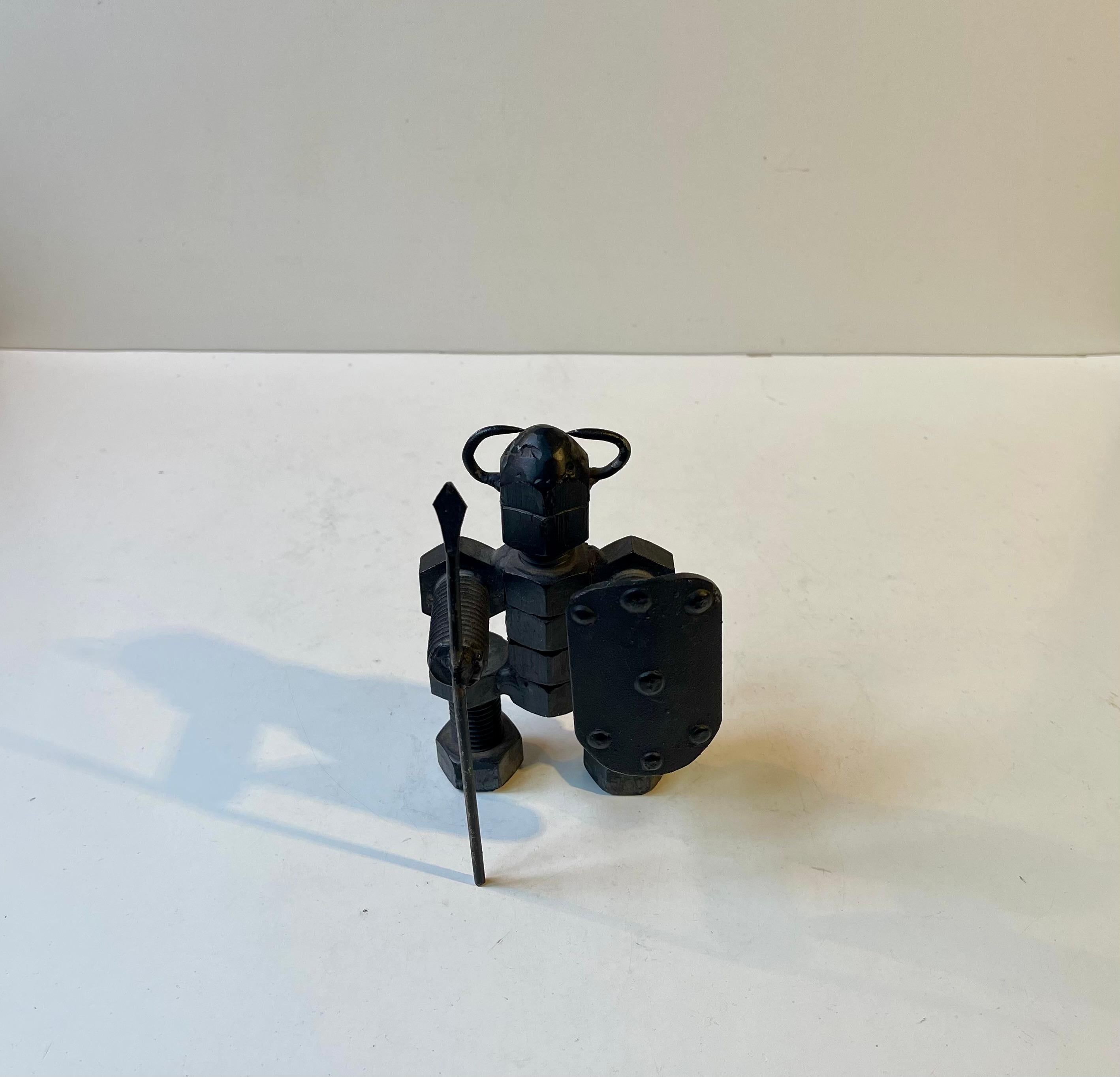 Skandinavische Schrottkunst Wikinger-Krieger aus lackiertem Stahl, 1980er Jahre (Volkskunst) im Angebot