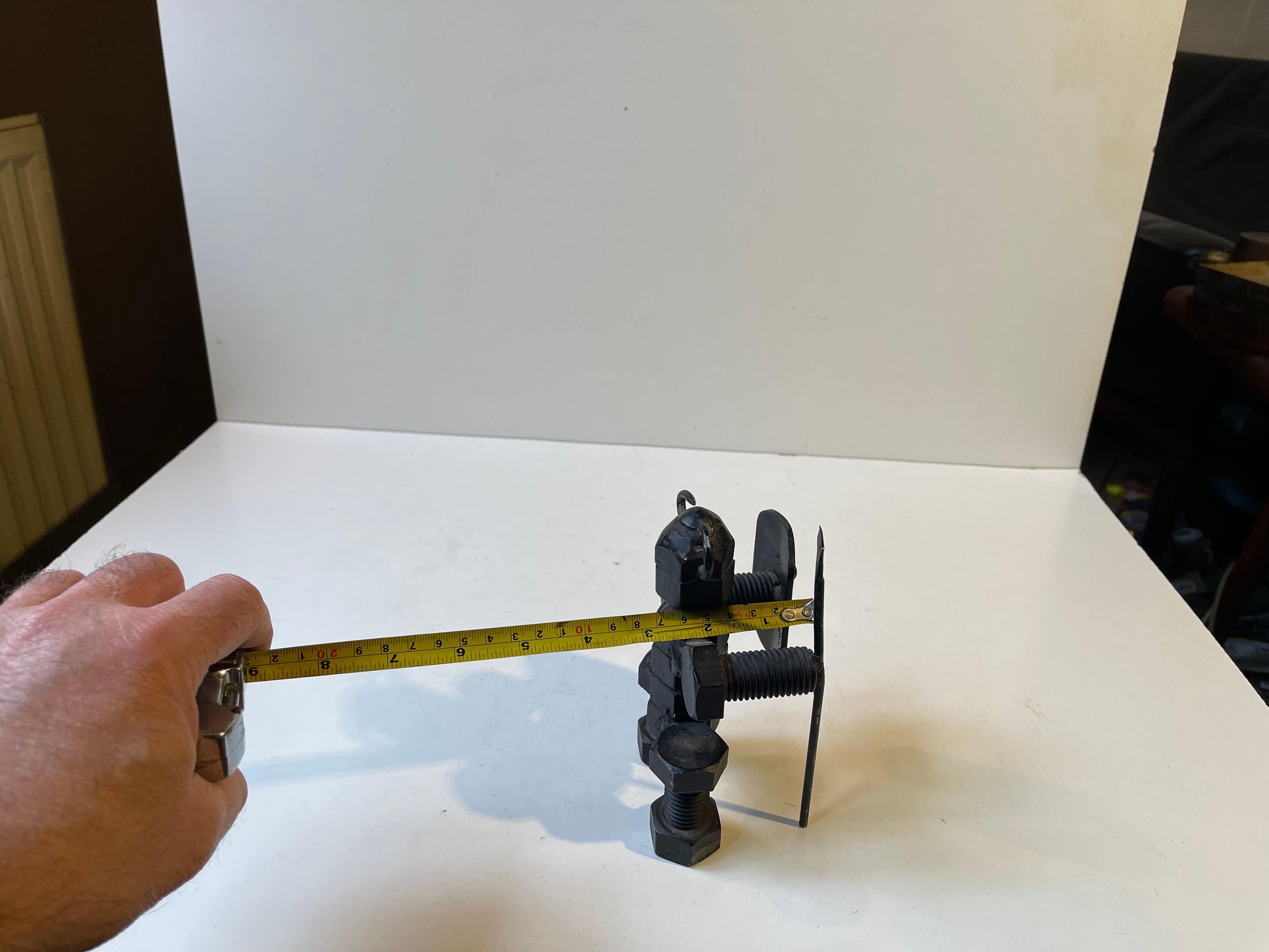 Skandinavische Schrottkunst Wikinger-Krieger aus lackiertem Stahl, 1980er Jahre (Ende des 20. Jahrhunderts) im Angebot