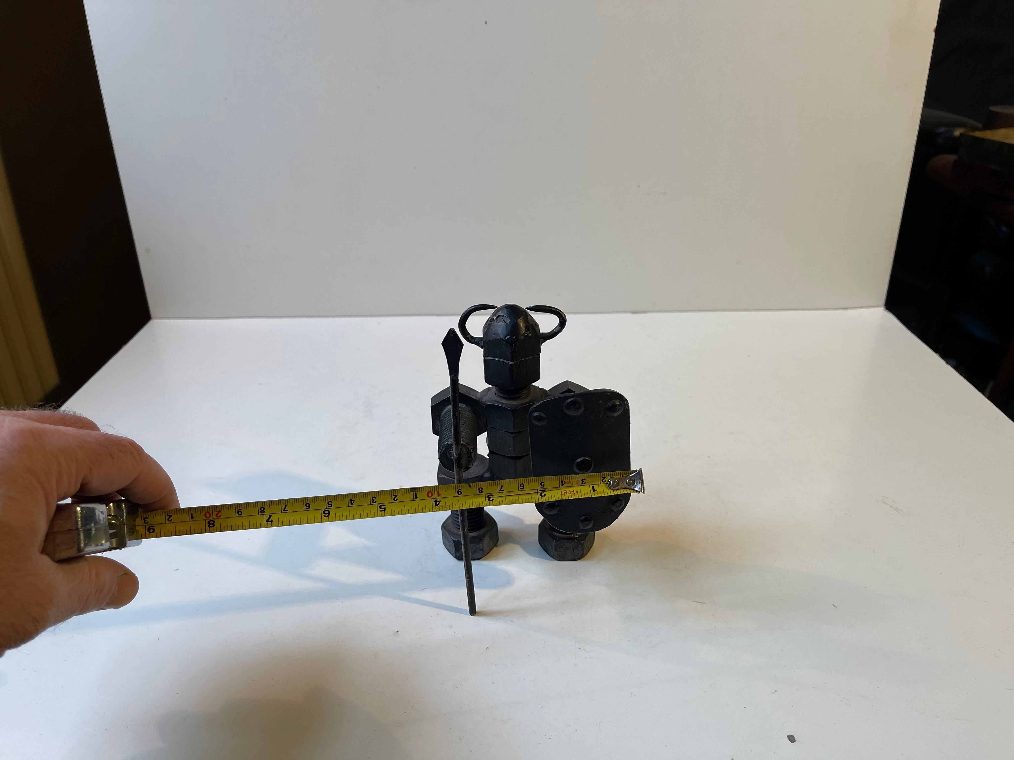 Skandinavische Schrottkunst Wikinger-Krieger aus lackiertem Stahl, 1980er Jahre im Angebot 1