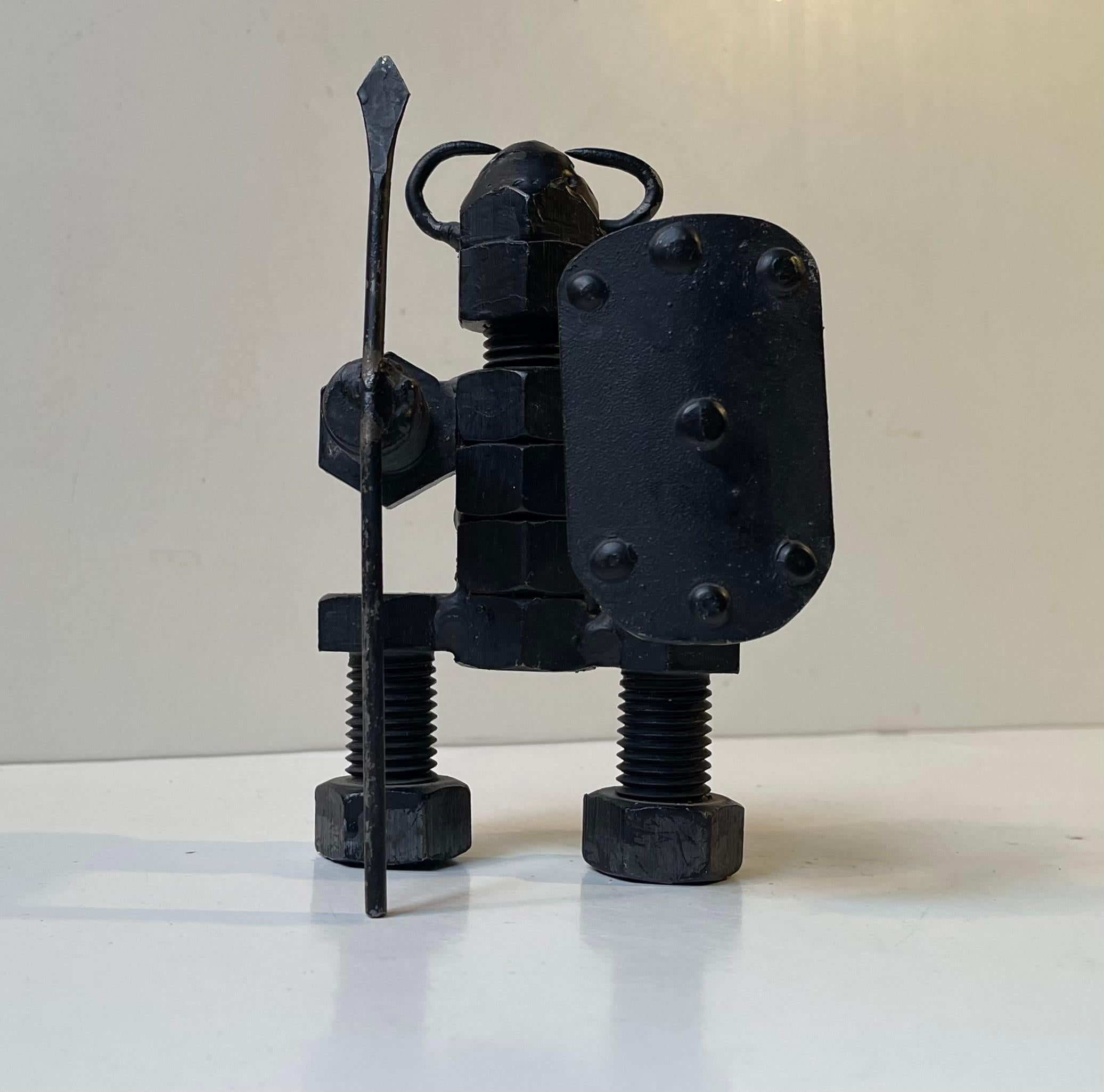 Skandinavische Schrottkunst Wikinger-Krieger aus lackiertem Stahl, 1980er Jahre im Angebot 2