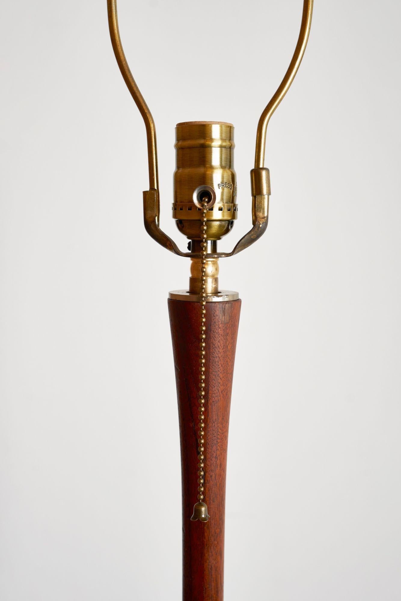 Lampada da terra scultorea scandinava d'epoca in teak massiccio e ottone in vendita 3