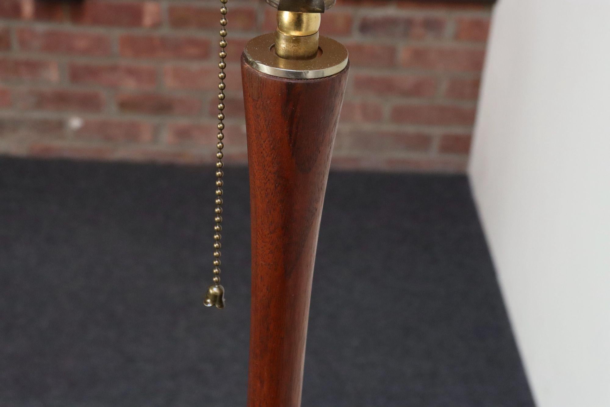 Lampada da terra scultorea scandinava d'epoca in teak massiccio e ottone in vendita 5