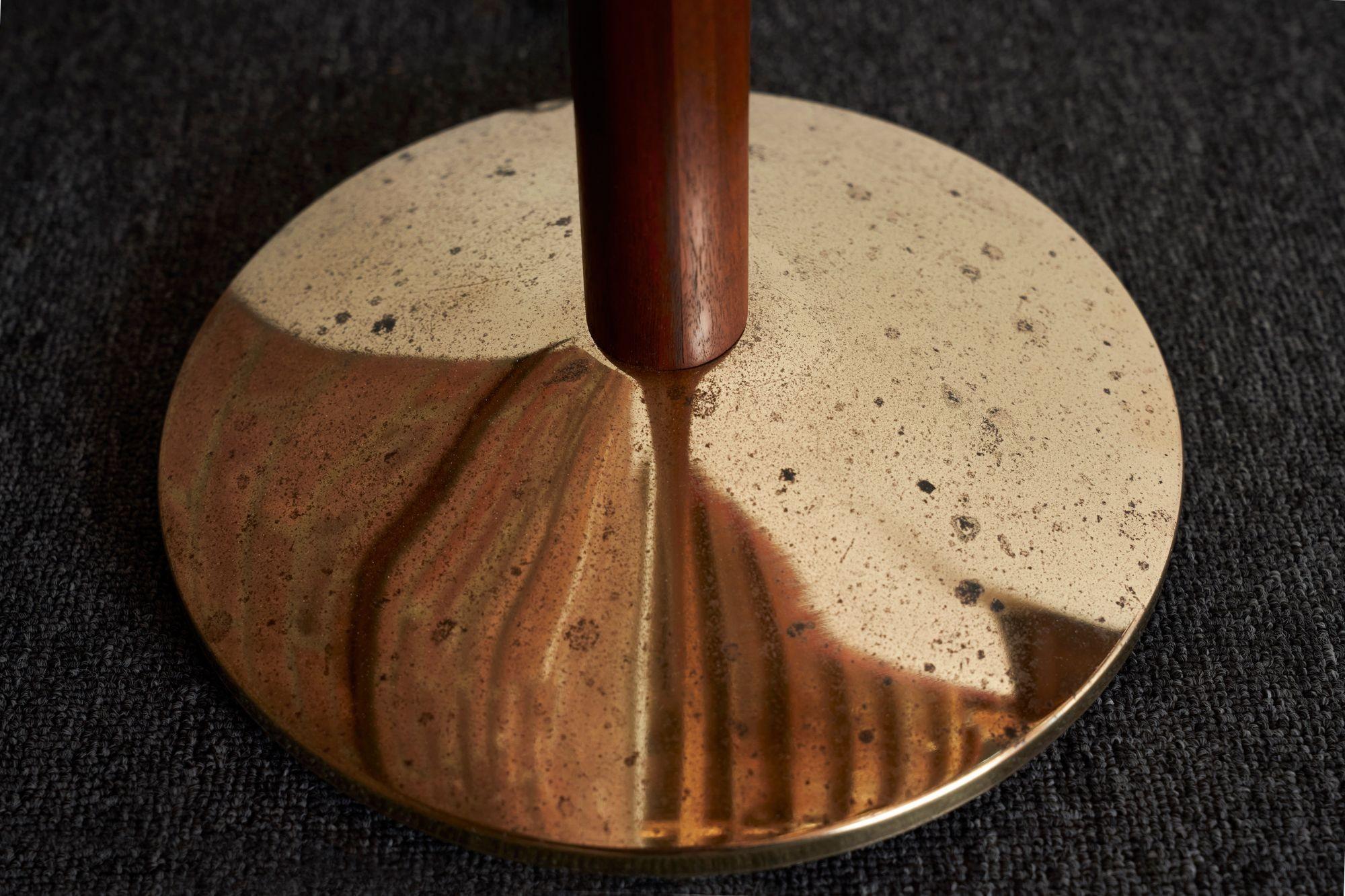 Lampada da terra scultorea scandinava d'epoca in teak massiccio e ottone in vendita 12