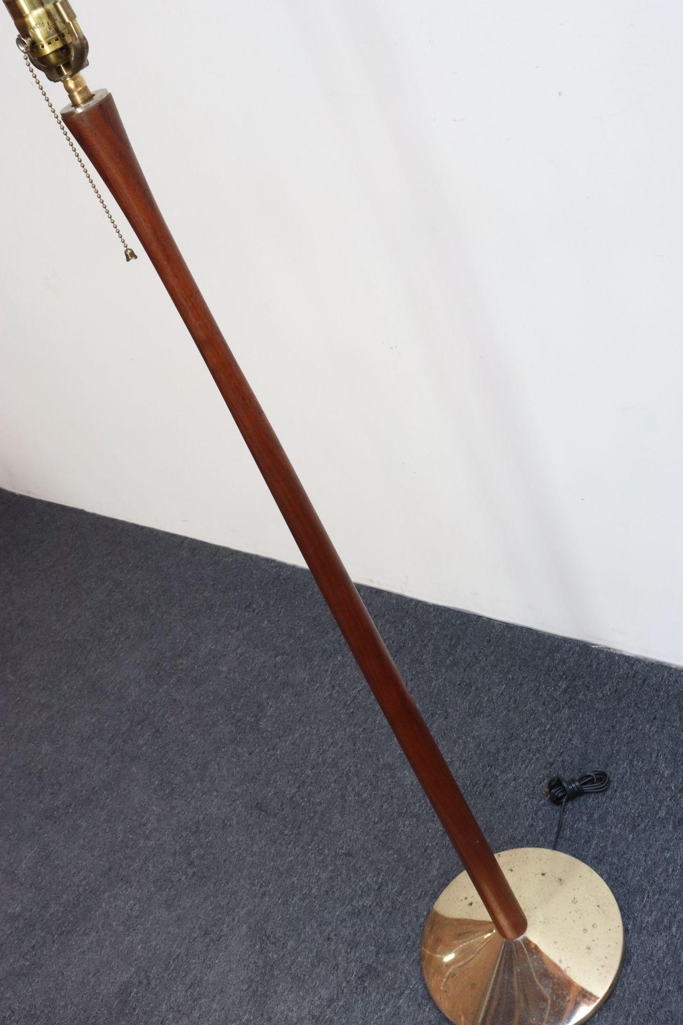 Metà XX secolo Lampada da terra scultorea scandinava d'epoca in teak massiccio e ottone in vendita