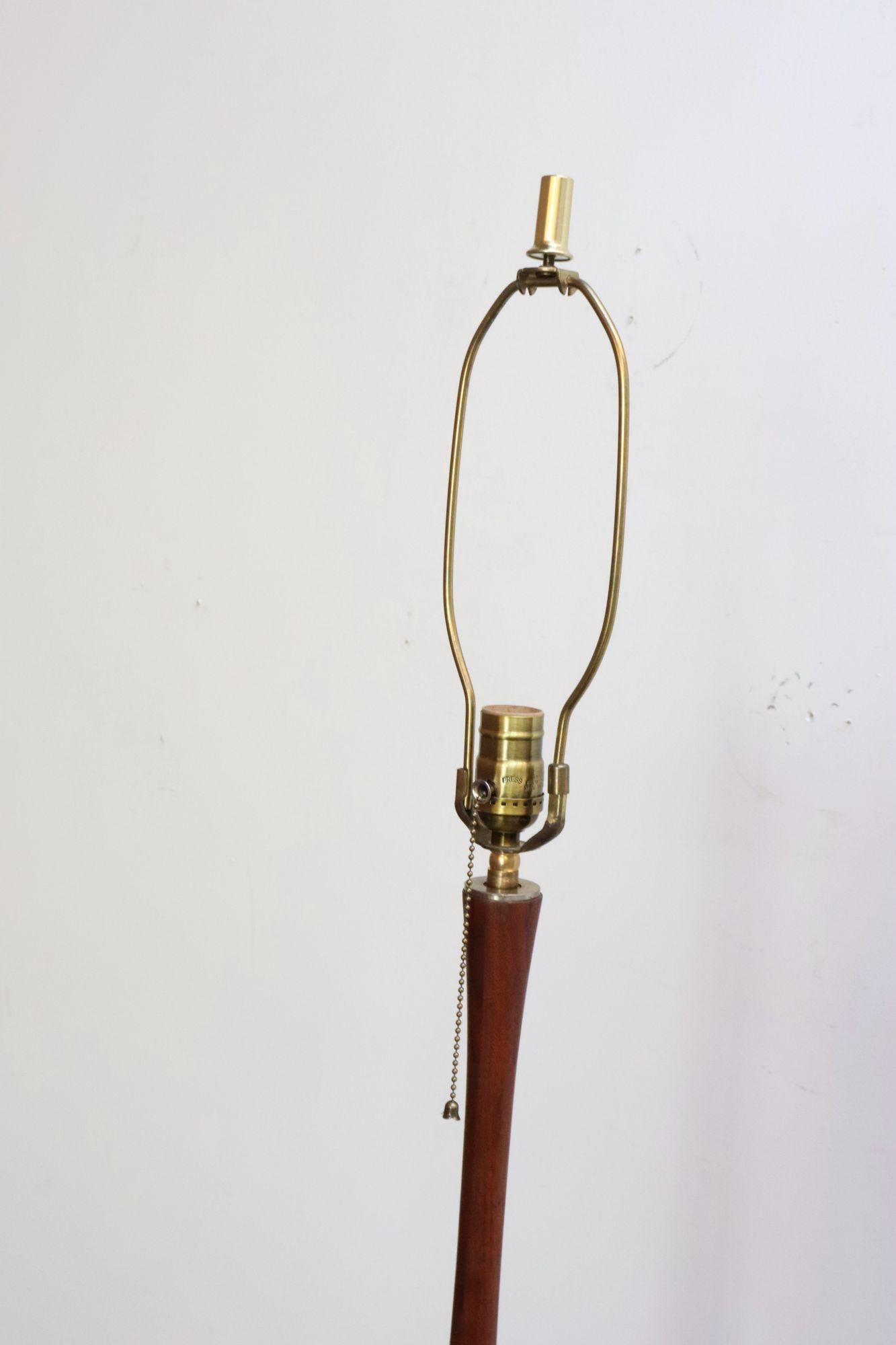 Lampada da terra scultorea scandinava d'epoca in teak massiccio e ottone in vendita 1