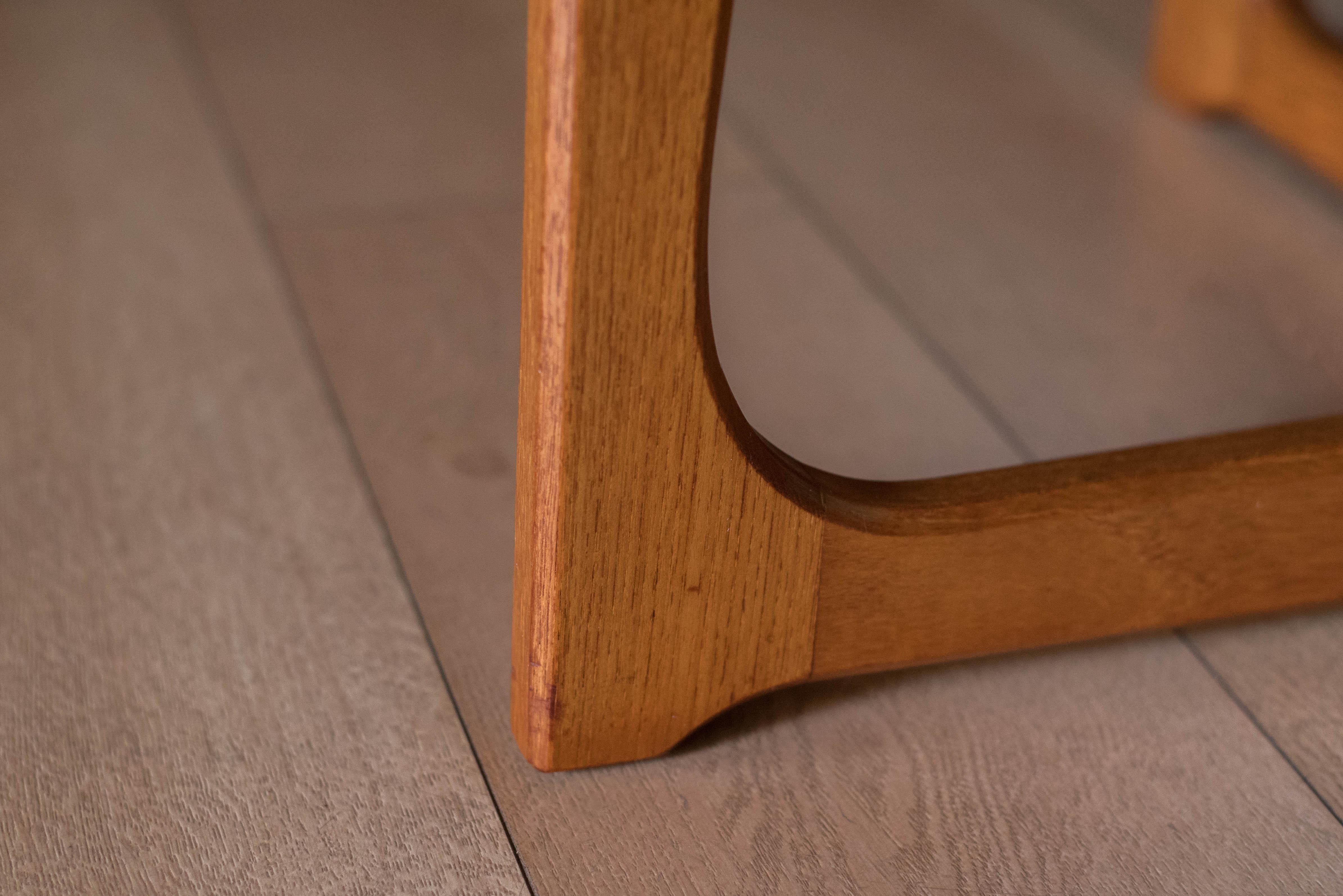 Runder skandinavischer skulpturaler Vintage-Couchtisch aus Teakholz im Angebot 5