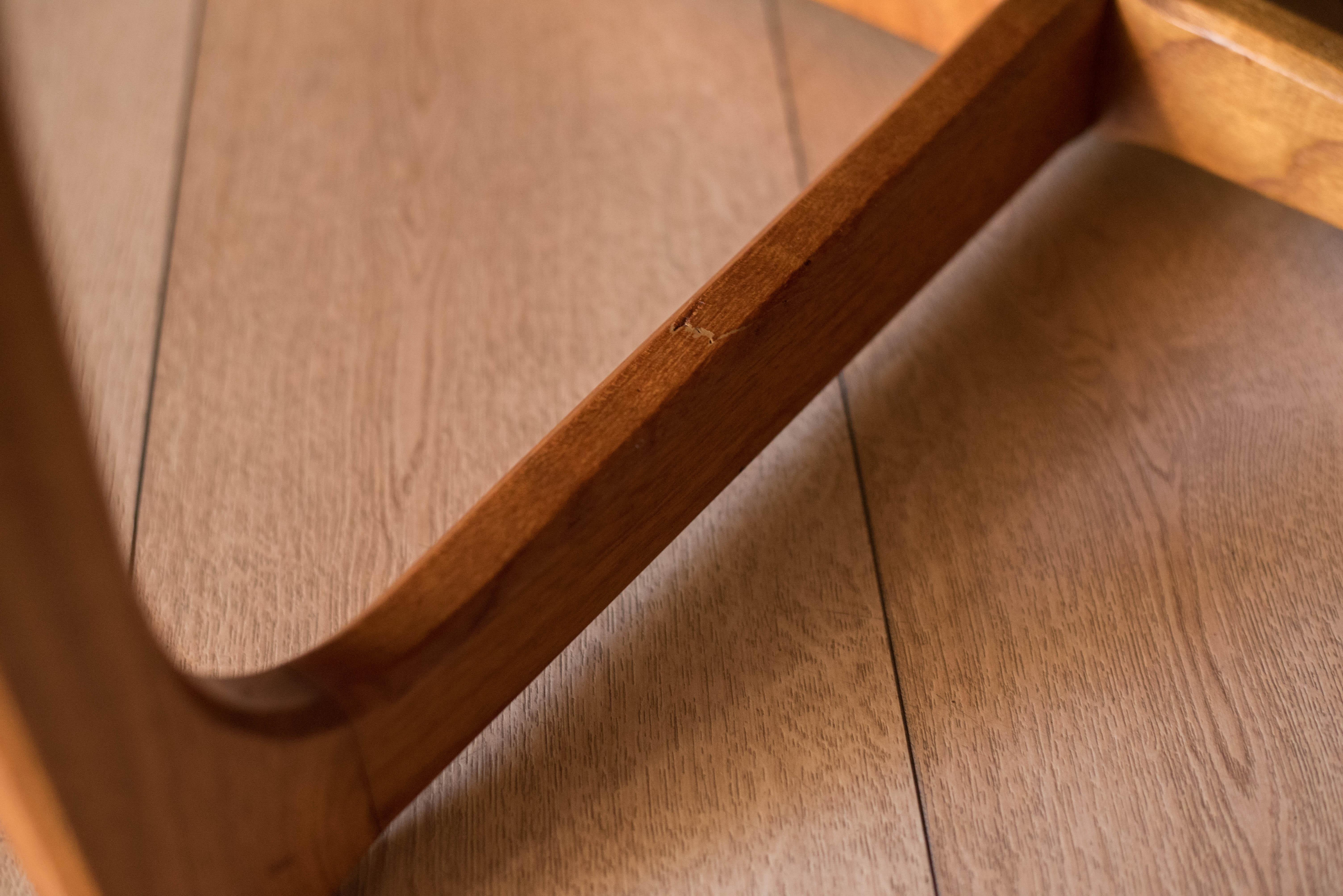 Runder skandinavischer skulpturaler Vintage-Couchtisch aus Teakholz im Angebot 6