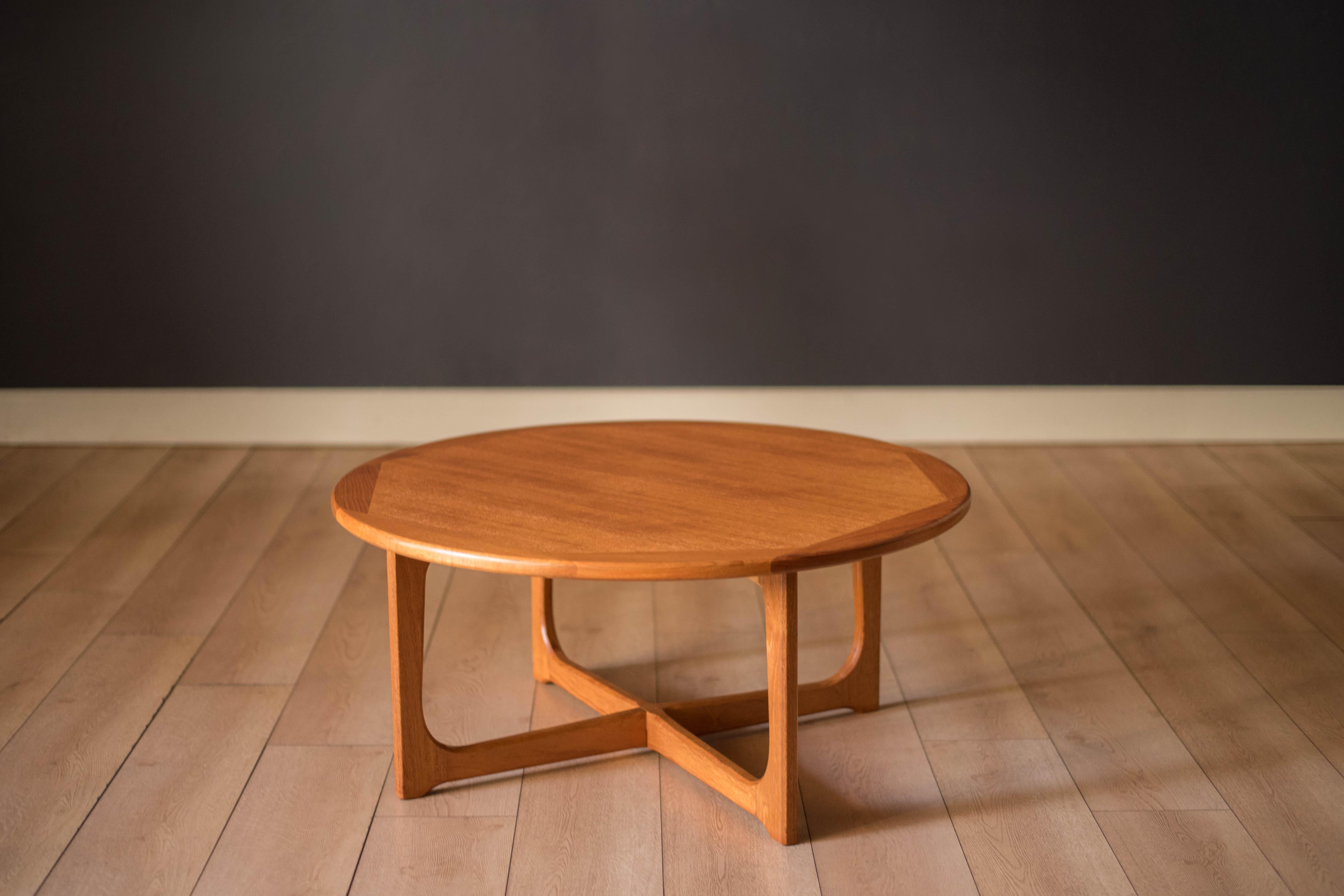 Runder skandinavischer skulpturaler Vintage-Couchtisch aus Teakholz (Skandinavische Moderne) im Angebot