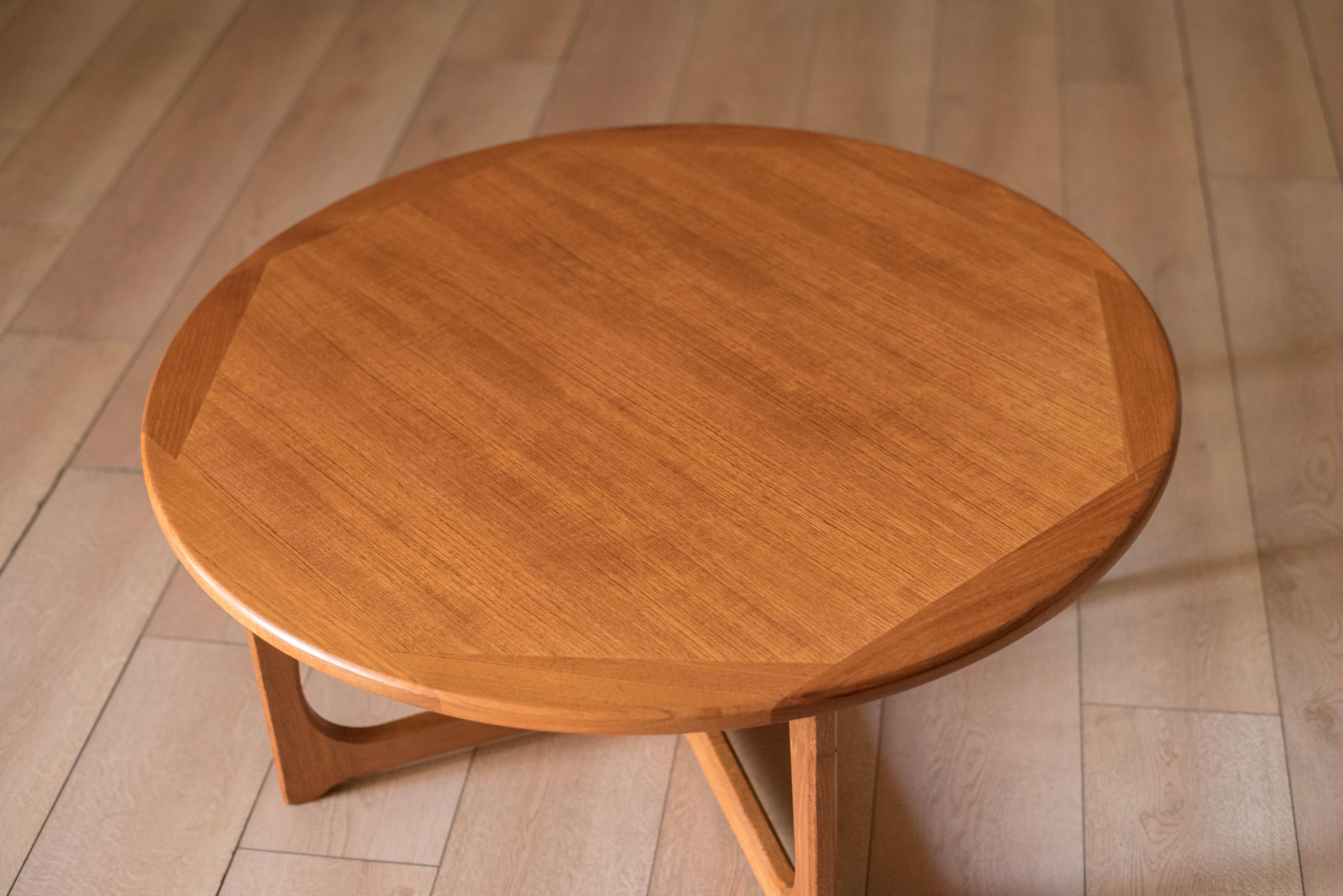 Runder skandinavischer skulpturaler Vintage-Couchtisch aus Teakholz im Zustand „Gut“ im Angebot in San Jose, CA