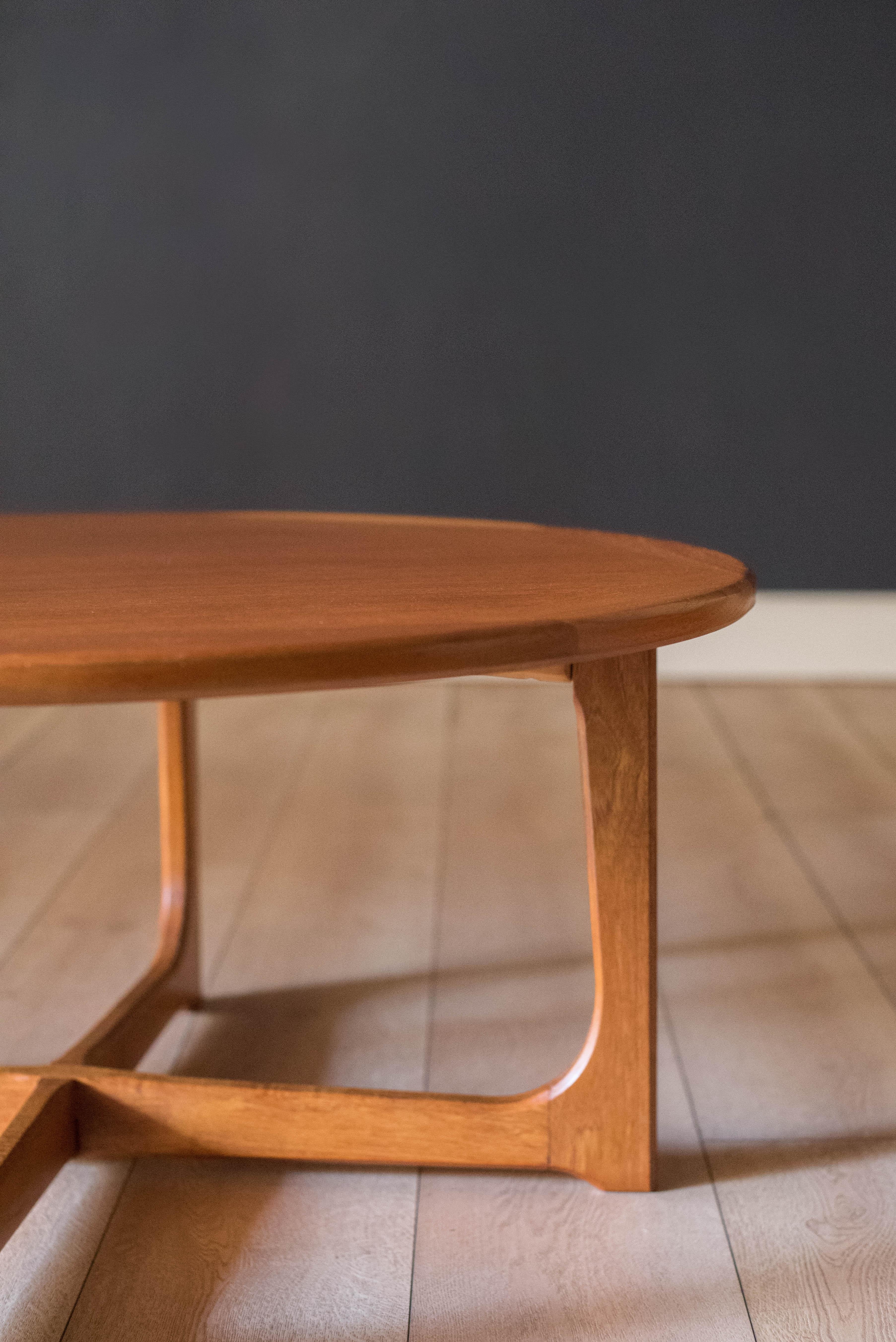 Runder skandinavischer skulpturaler Vintage-Couchtisch aus Teakholz im Angebot 1