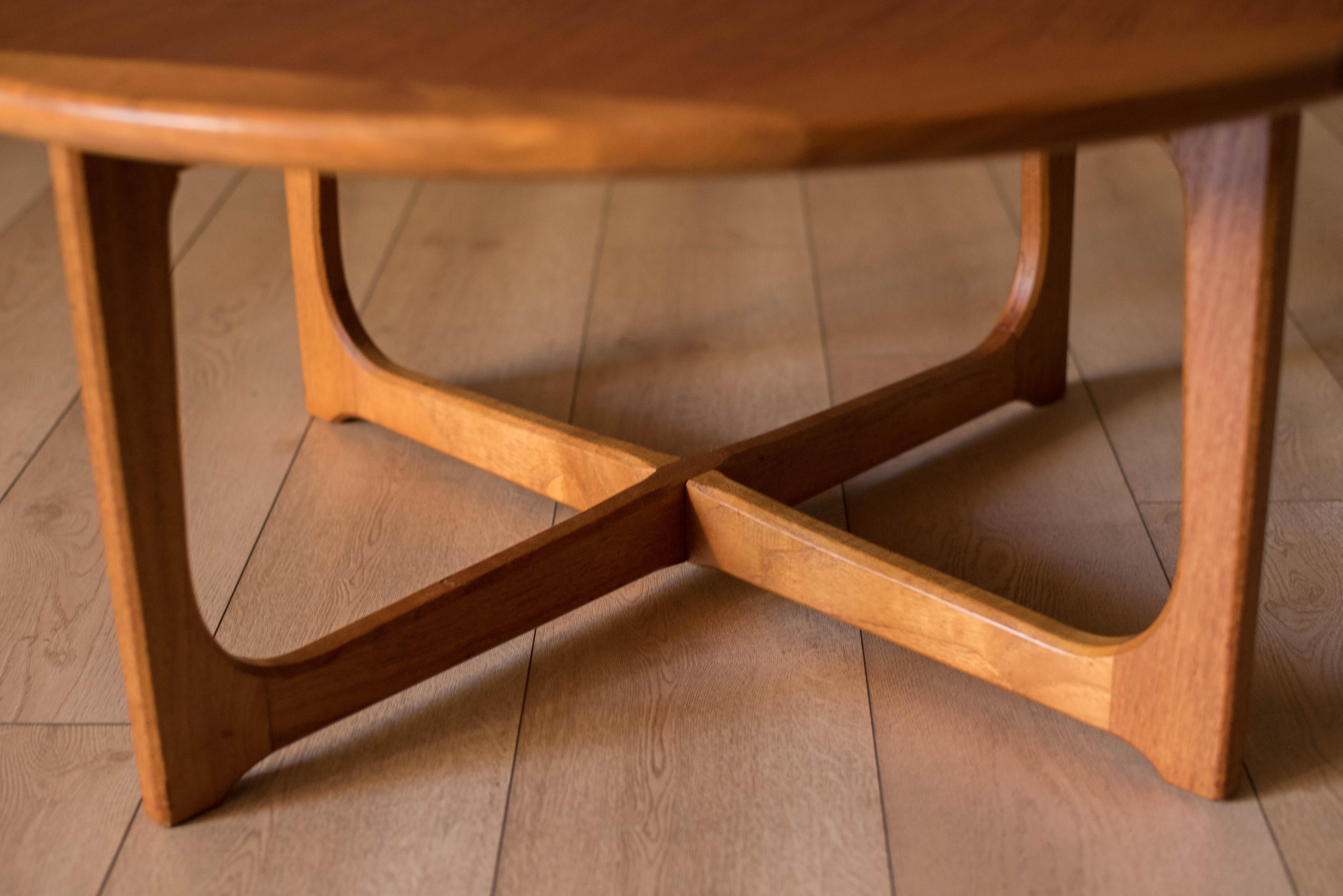 Runder skandinavischer skulpturaler Vintage-Couchtisch aus Teakholz im Angebot 2
