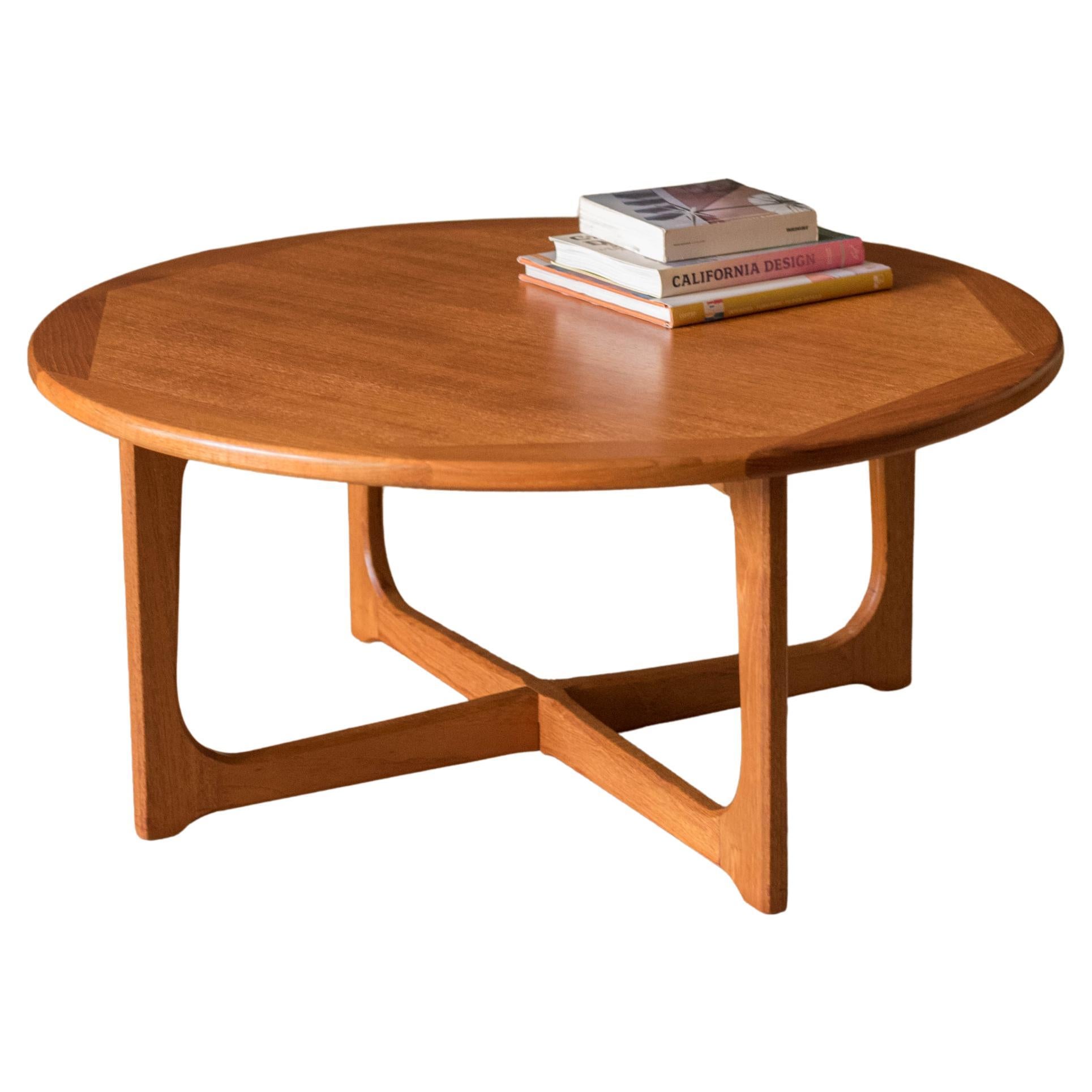 Runder skandinavischer skulpturaler Vintage-Couchtisch aus Teakholz im Angebot