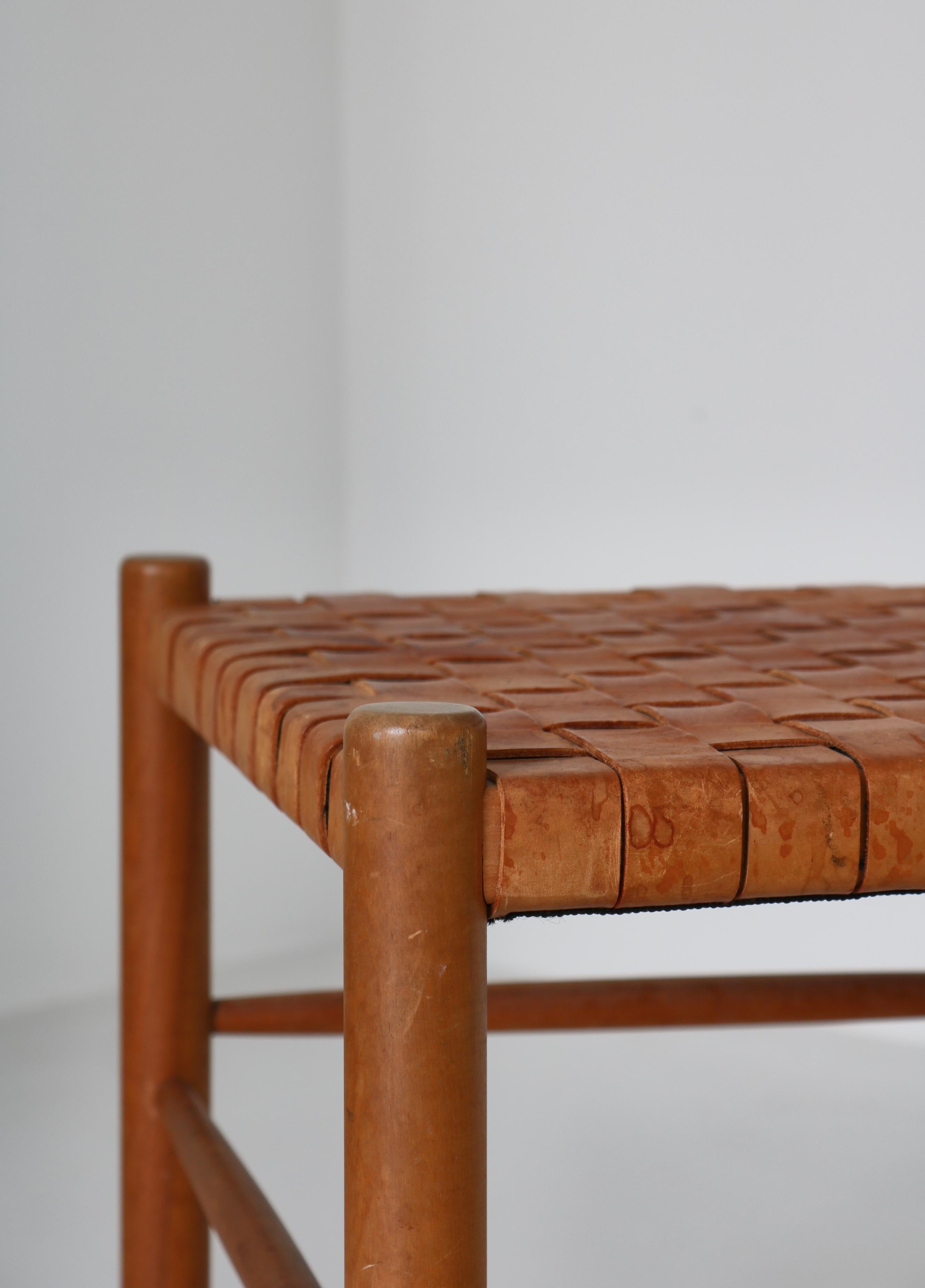 Mid-20th Century Vintage Scandinavian Shaker Chair in Beech and Leather Seat, Denmark, 1960s For Sale