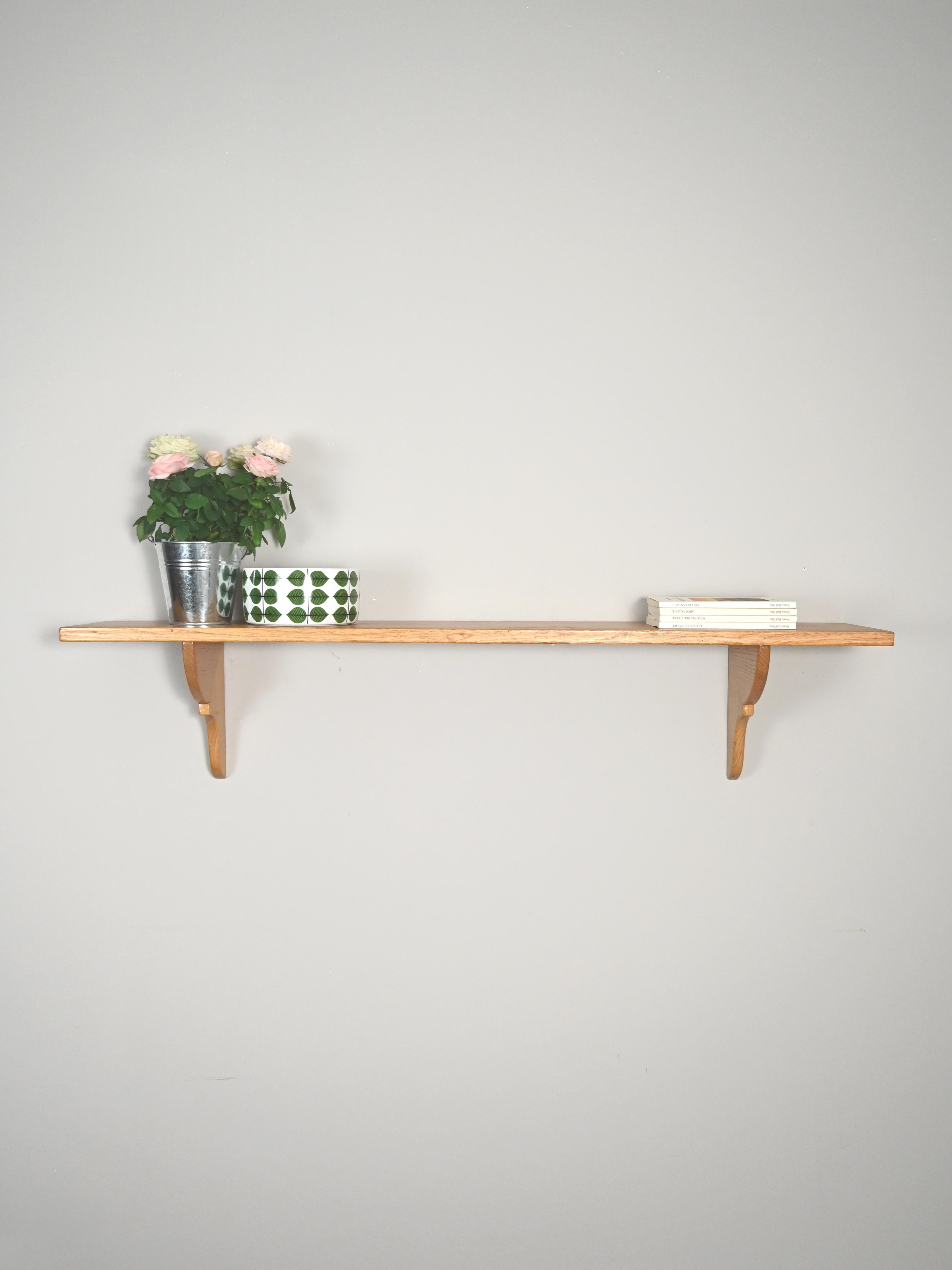 Teak wood shelf of Scandinavian manufacture. 
Characterized by the distinctive shape of the wooden support.

Good condition. May show some signs of time. Pay attention to the photographs.


AC196.