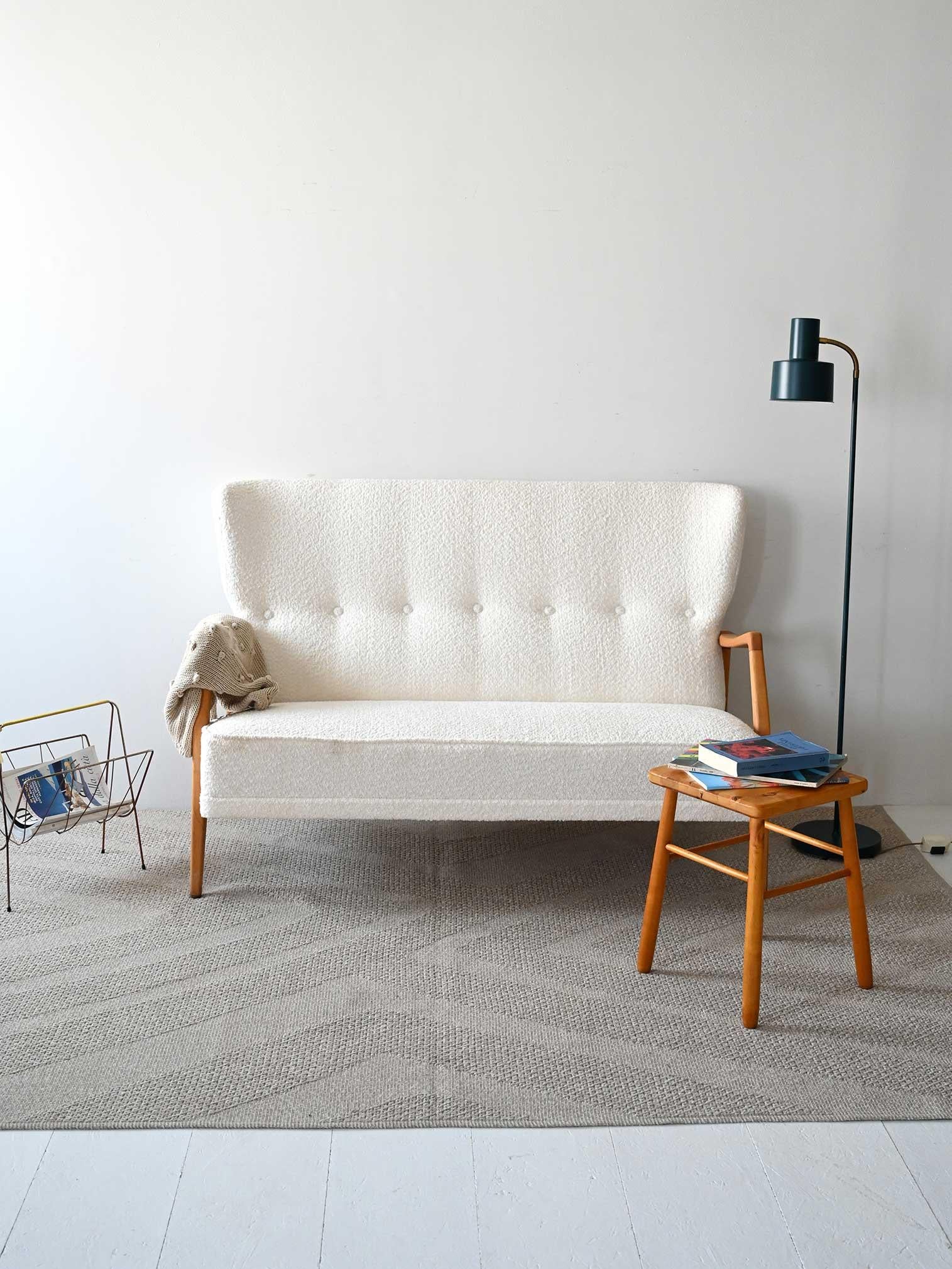 Canapé moderne danois vintage à deux places, avec cadre en bois et assise rembourrée, retapissé avec un tissu blanc en faux agneau.

Un canapé confortable au style nordique qui donnera à la pièce un aspect éclectique.

Bon état. Une restauration