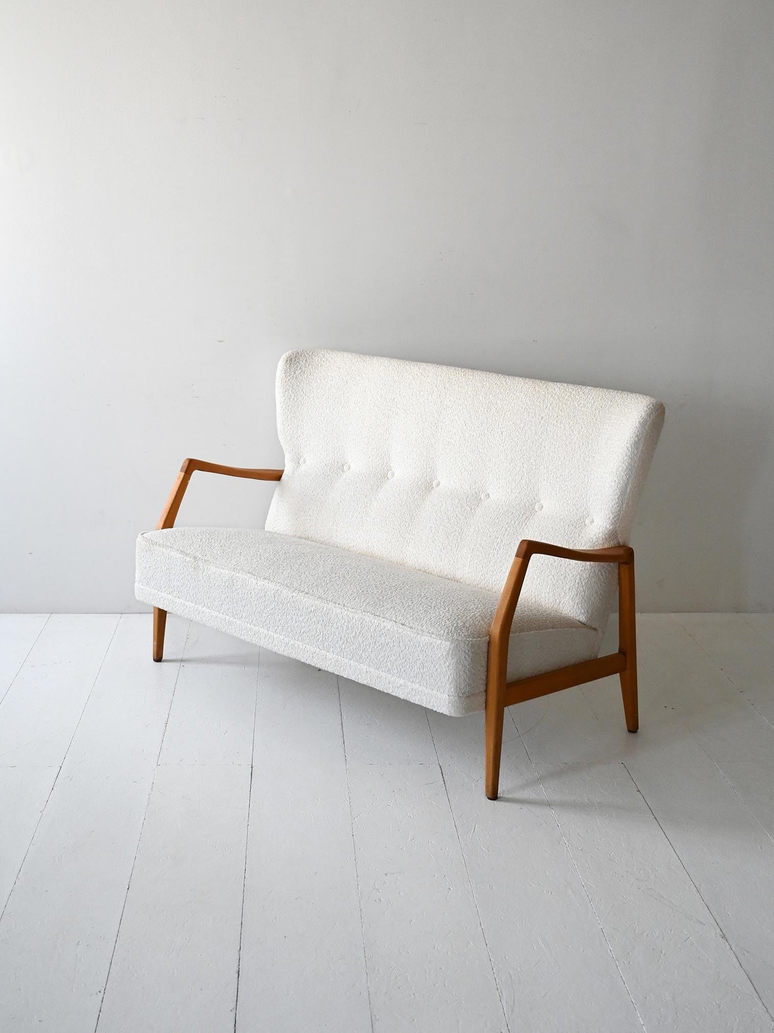 Canapé scandinave vintage avec fausse peau d'agneau Bon état - En vente à Brescia, IT