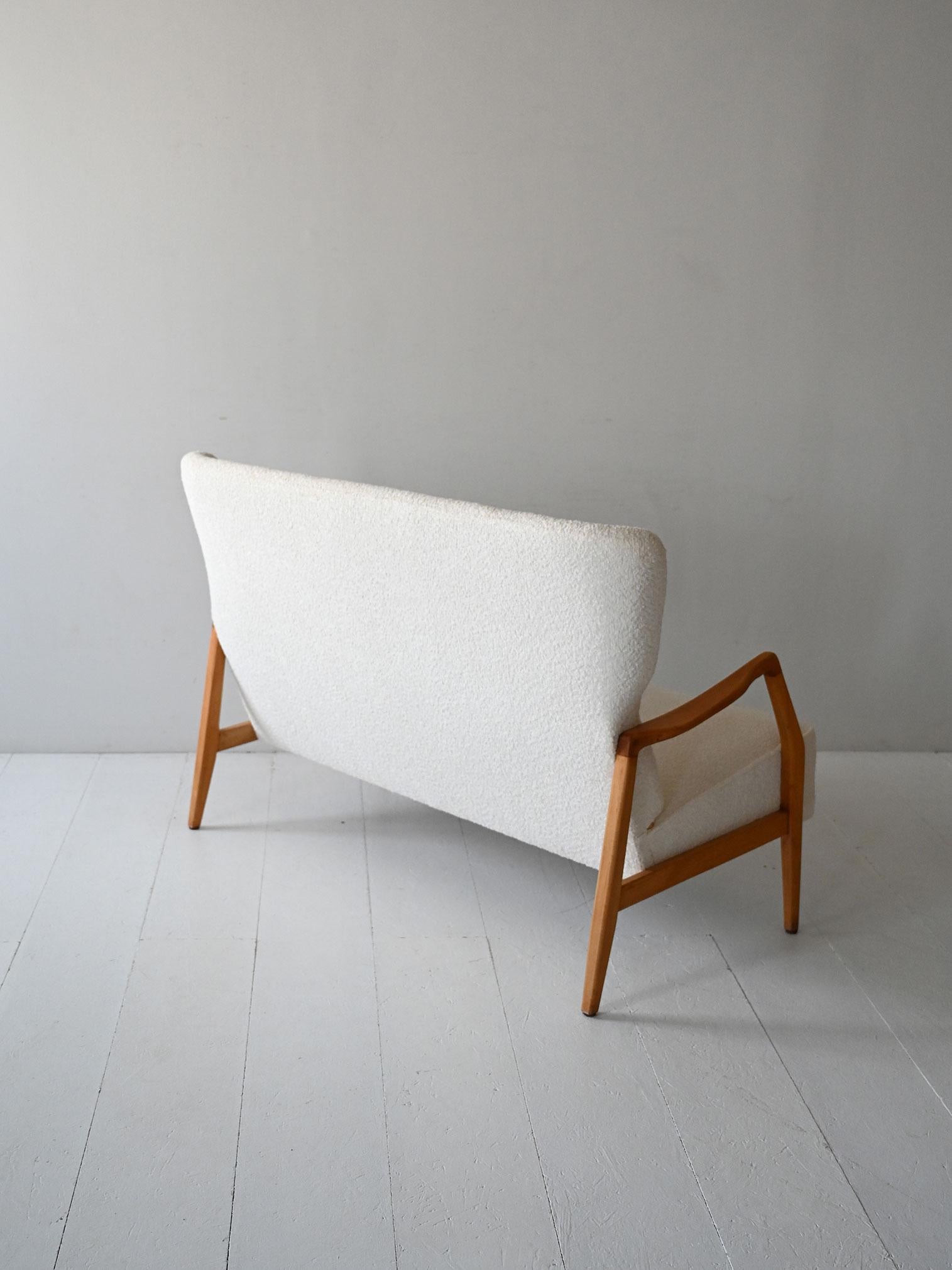 Milieu du XXe siècle Canapé scandinave vintage avec fausse peau d'agneau en vente