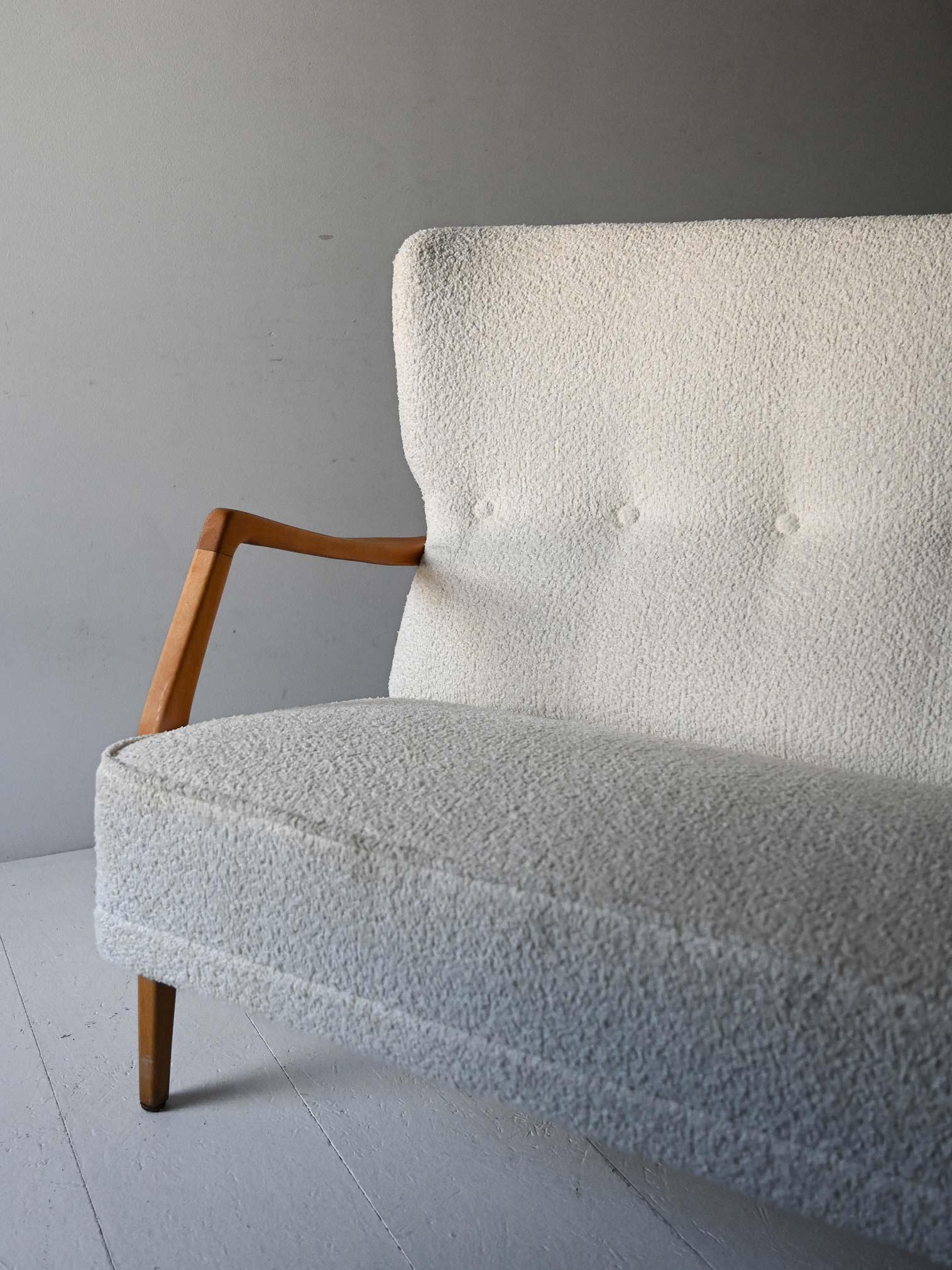 Canapé scandinave vintage avec fausse peau d'agneau en vente 2
