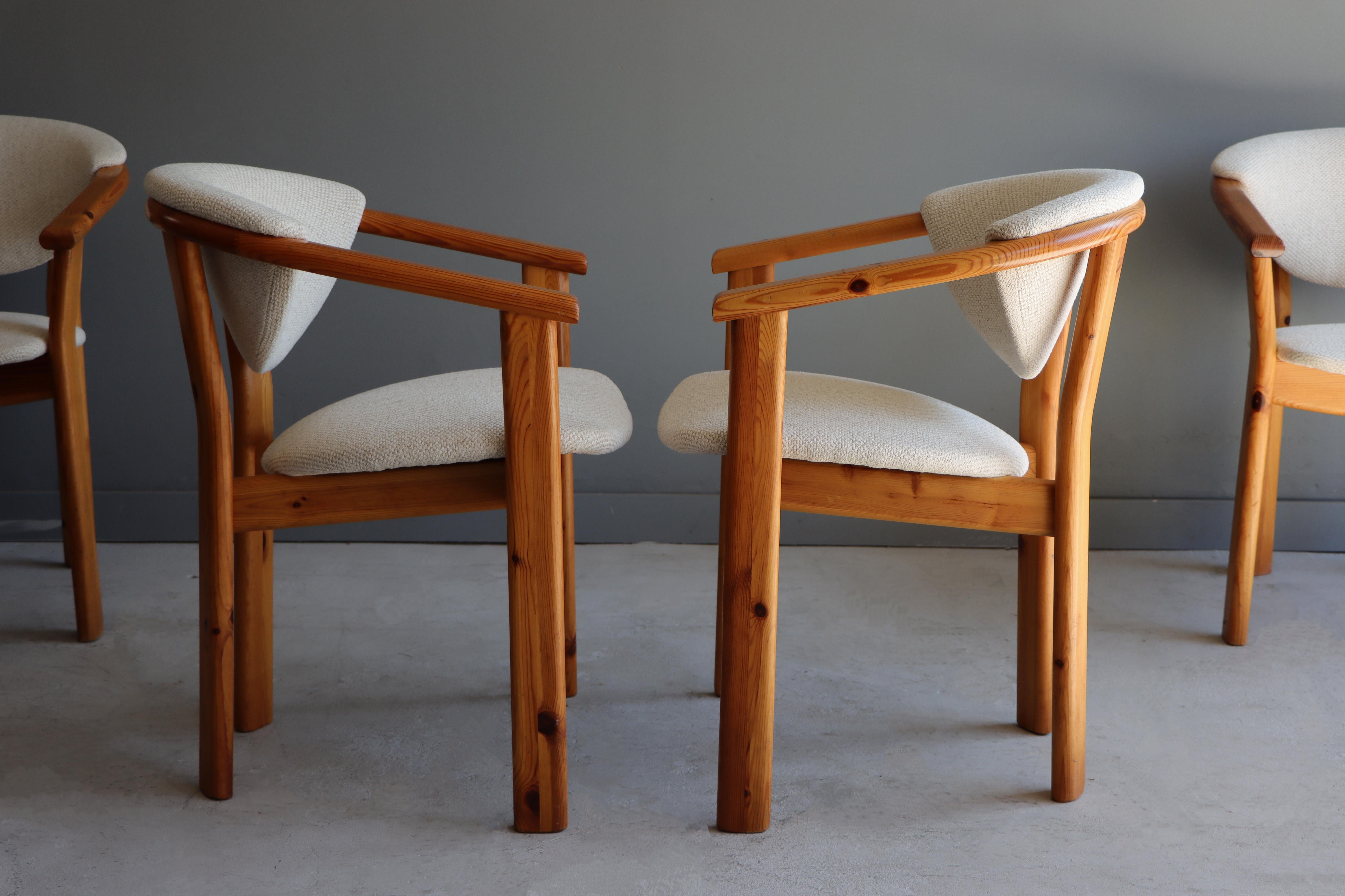Mid-Century Modern Chaises de salle à manger scandinaves vintage à bras en pin massif en vente