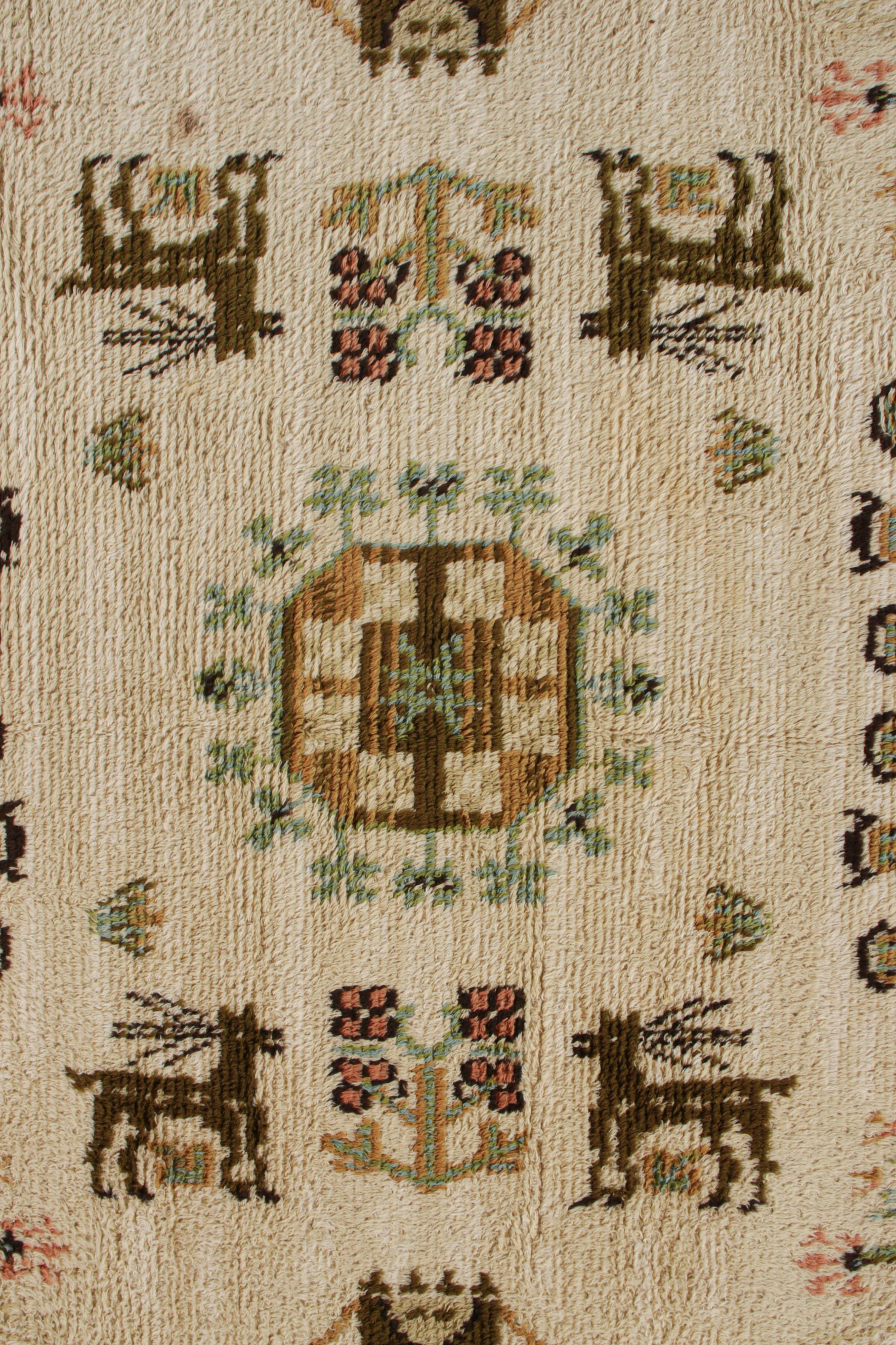Vintage-Teppich im skandinavischen Vintage-Stil in Beige, Grün, Bildmuster von Teppich & Kelim (Mitte des 20. Jahrhunderts) im Angebot