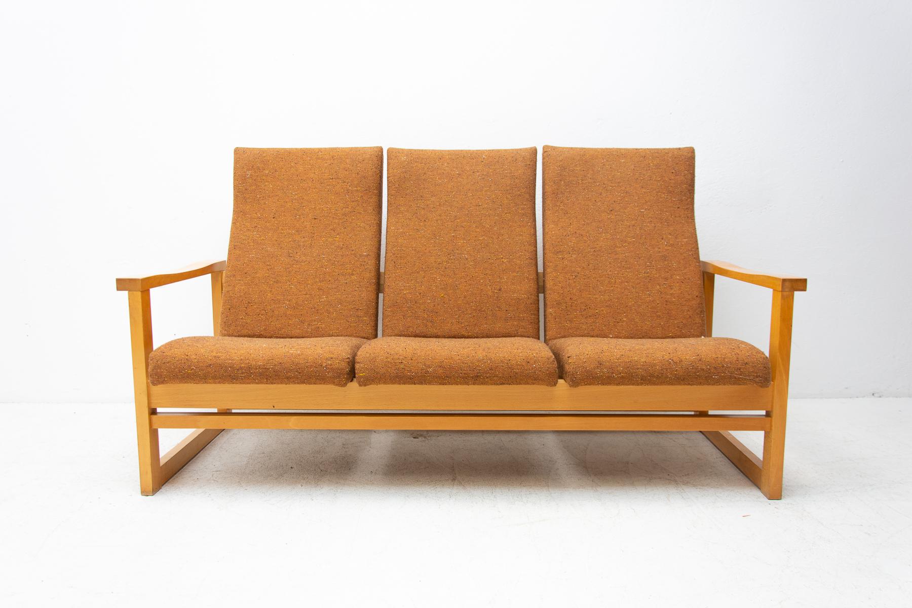 This Scandinavian style sofa was made in the 1970´s. It´s upholstered in fabric. The structure is made of beech wood. In great original condition.

Measure: Seat height: 39 cm.