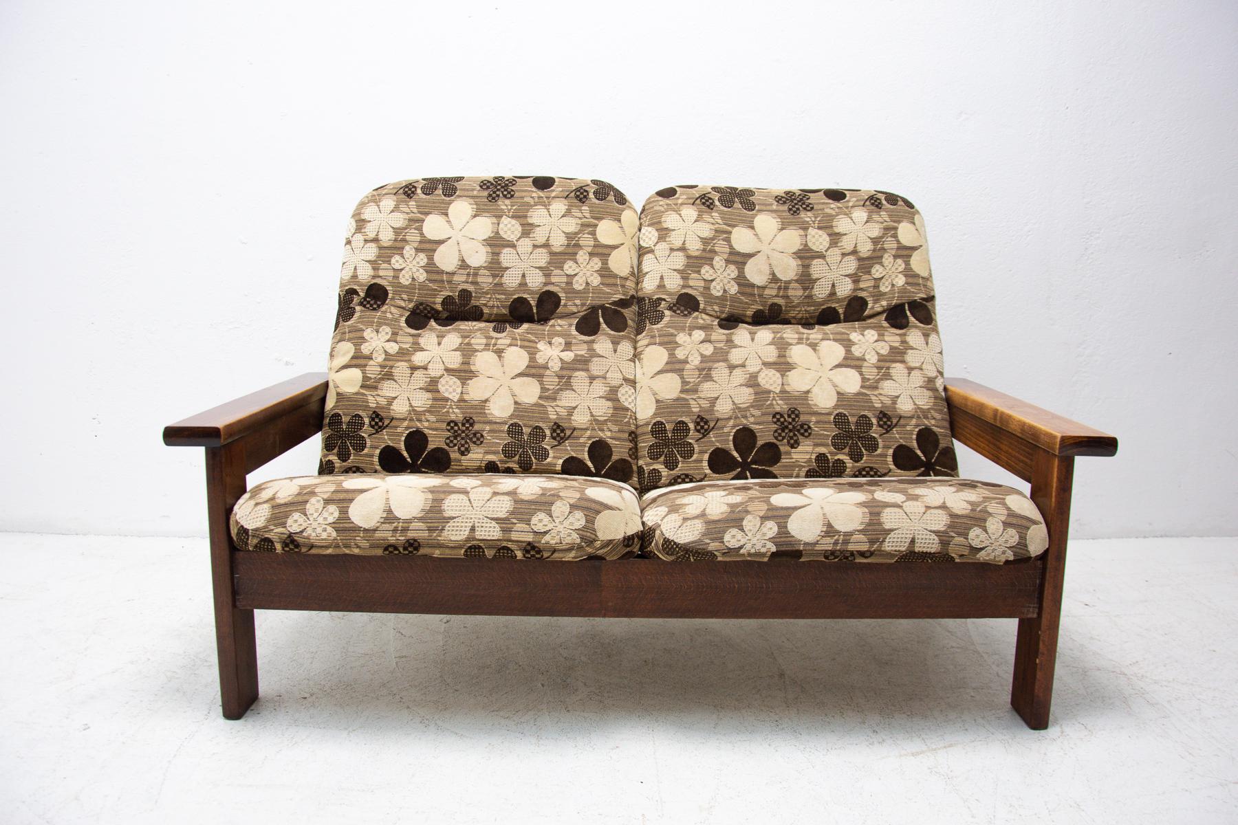 Ce canapé de style scandinave a été fabriqué dans les années 1980. C'est tapissé de tissu. La structure est en bois de hêtre. En très bon état vintage.

Dimensions : Hauteur du siège : 37 cm.