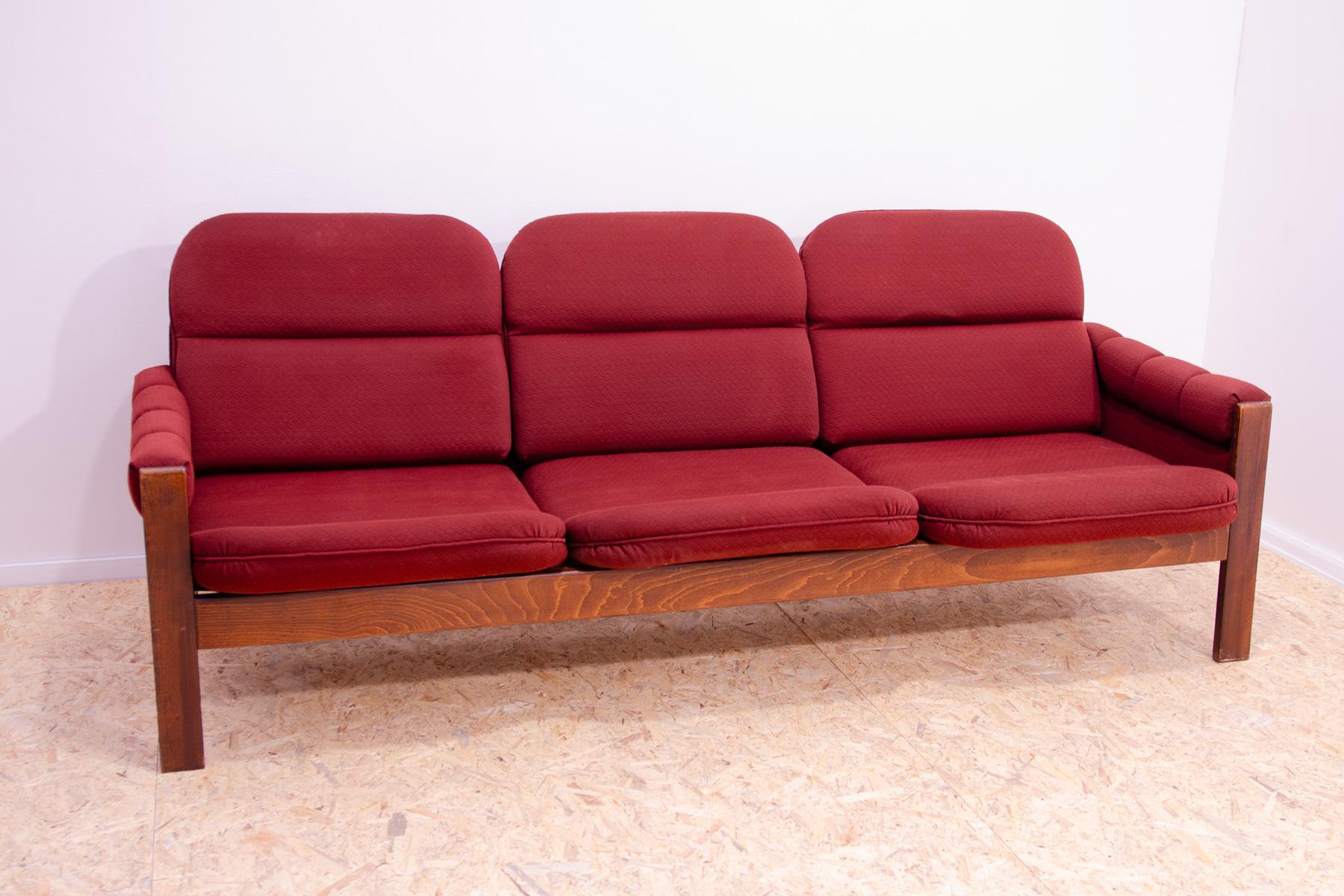 This lounge Scandinavian style three seater sofa was made in the 1970´. It´s upholstered with fabric. The structure is made of beech wood. All in very good Vintage condition, shows slight signs of age and use. The sofa has been cleaned.

Dimensions