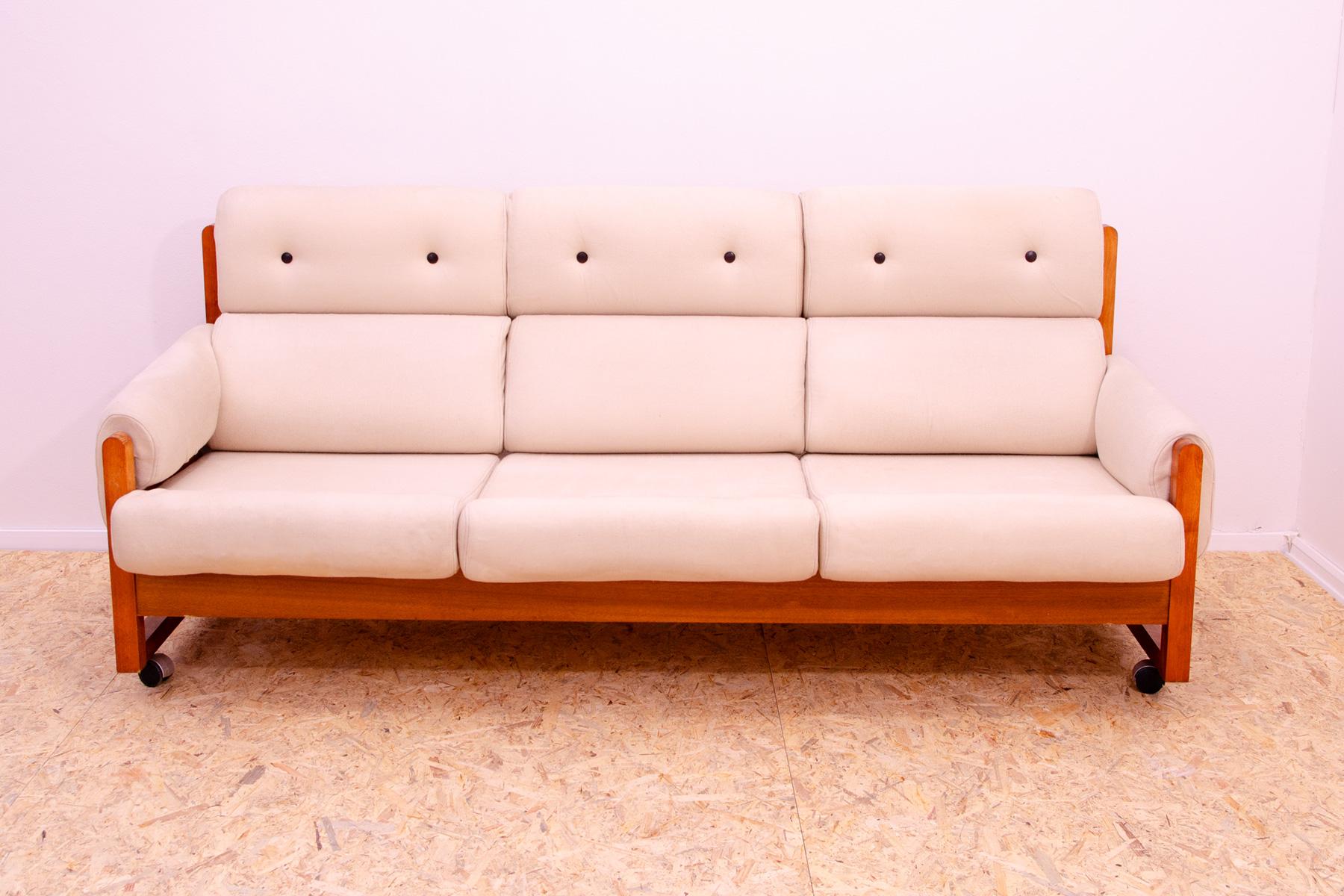 Dieses Lounge-Dreisitzer-Sofa wurde um 1970 hergestellt. Er ist mit Stoff gepolstert. Die Struktur ist aus Buchenholz und die Möbel stehen auf Metallrädern. Alle in sehr gutem Vintage-Zustand, mit leichten Alters- und Gebrauchsspuren. Das Sofa ist